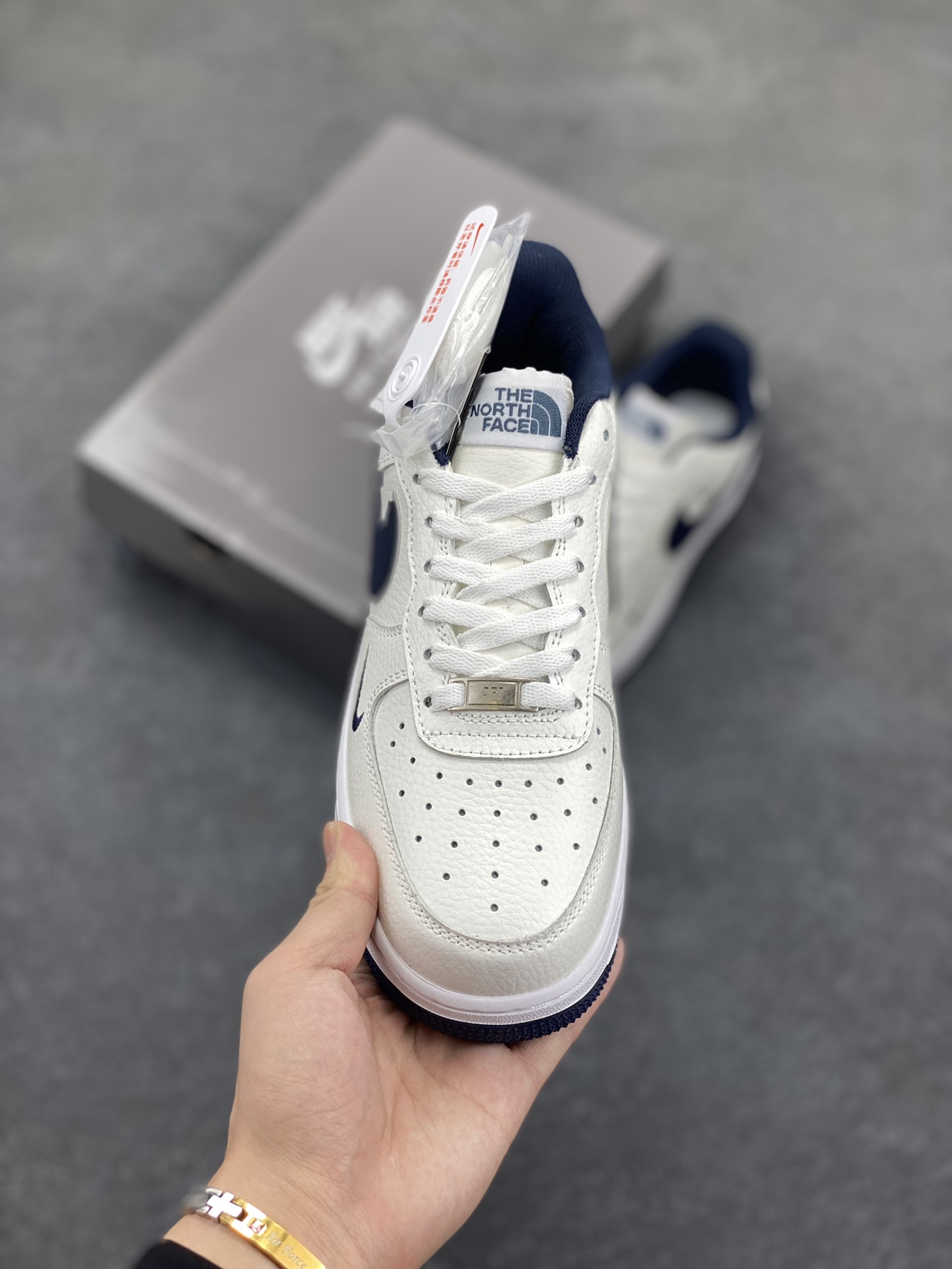 图片[2]-高端定制Nike Air Force 1 \’07 Low 北面联名— 白蓝三钩 高端定制 低帮休闲板鞋 定制鞋盒 大厂纯原品质出货 超高清洁度 皮料切割干净无任何毛边 细节完美 货号：AM1588-008 尺码：36 36.5 37.5 38 38.5 39 40 40.5 41 42 42.5 43 44 44.5 45-选品中心