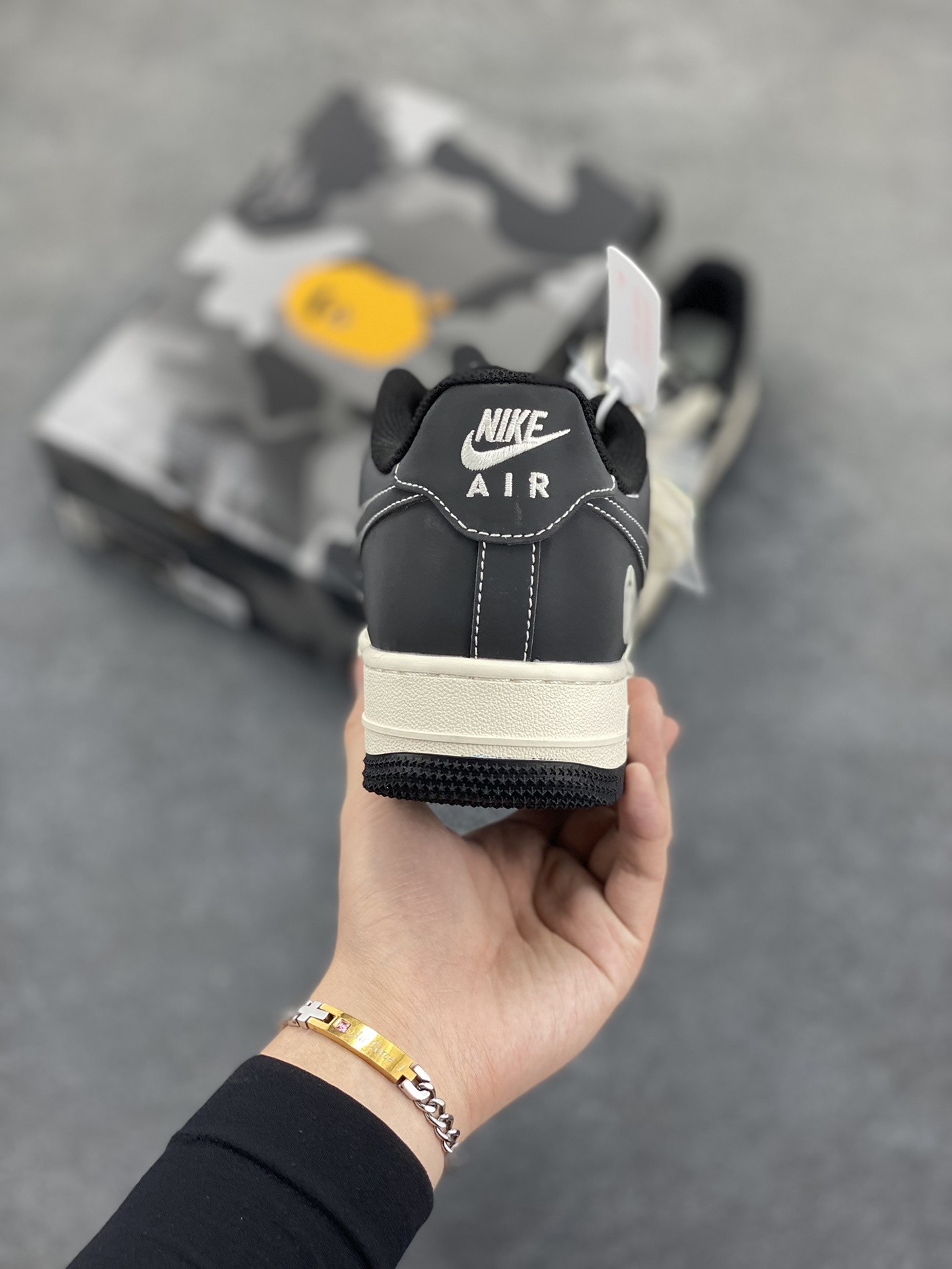 图片[4]-NIke Air Force 1 \’07 Low “Bape联名–米灰黑”空军一号 低帮 运动鞋 休闲鞋 折边针车 工艺难度大 原楦头原纸板 原装鞋盒 定制五金配件 内置全掌气垫 原厂鞋底 货号：BB6566-209 尺码：36 36.5 37.5 38 38.5 39 40 40.5 41 42 42.5 43 44 44.5 45-选品中心