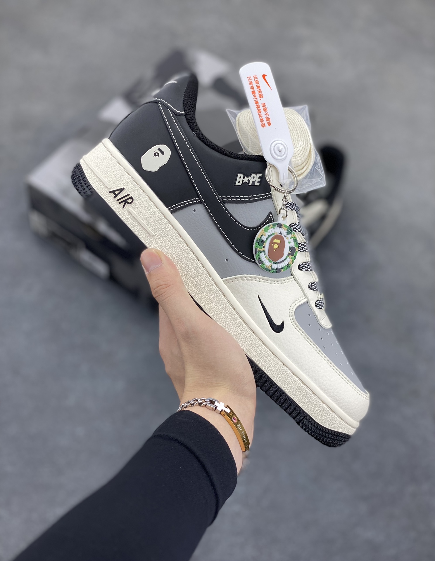 NIke Air Force 1 \’07 Low “Bape联名–米灰黑”空军一号 低帮 运动鞋 休闲鞋 折边针车 工艺难度大 原楦头原纸板 原装鞋盒 定制五金配件 内置全掌气垫 原厂鞋底 货号：BB6566-209 尺码：36 36.5 37.5 38 38.5 39 40 40.5 41 42 42.5 43 44 44.5 45-选品中心