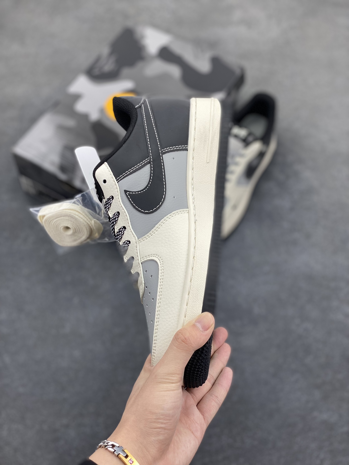 图片[3]-NIke Air Force 1 \’07 Low “Bape联名–米灰黑”空军一号 低帮 运动鞋 休闲鞋 折边针车 工艺难度大 原楦头原纸板 原装鞋盒 定制五金配件 内置全掌气垫 原厂鞋底 货号：BB6566-209 尺码：36 36.5 37.5 38 38.5 39 40 40.5 41 42 42.5 43 44 44.5 45-选品中心