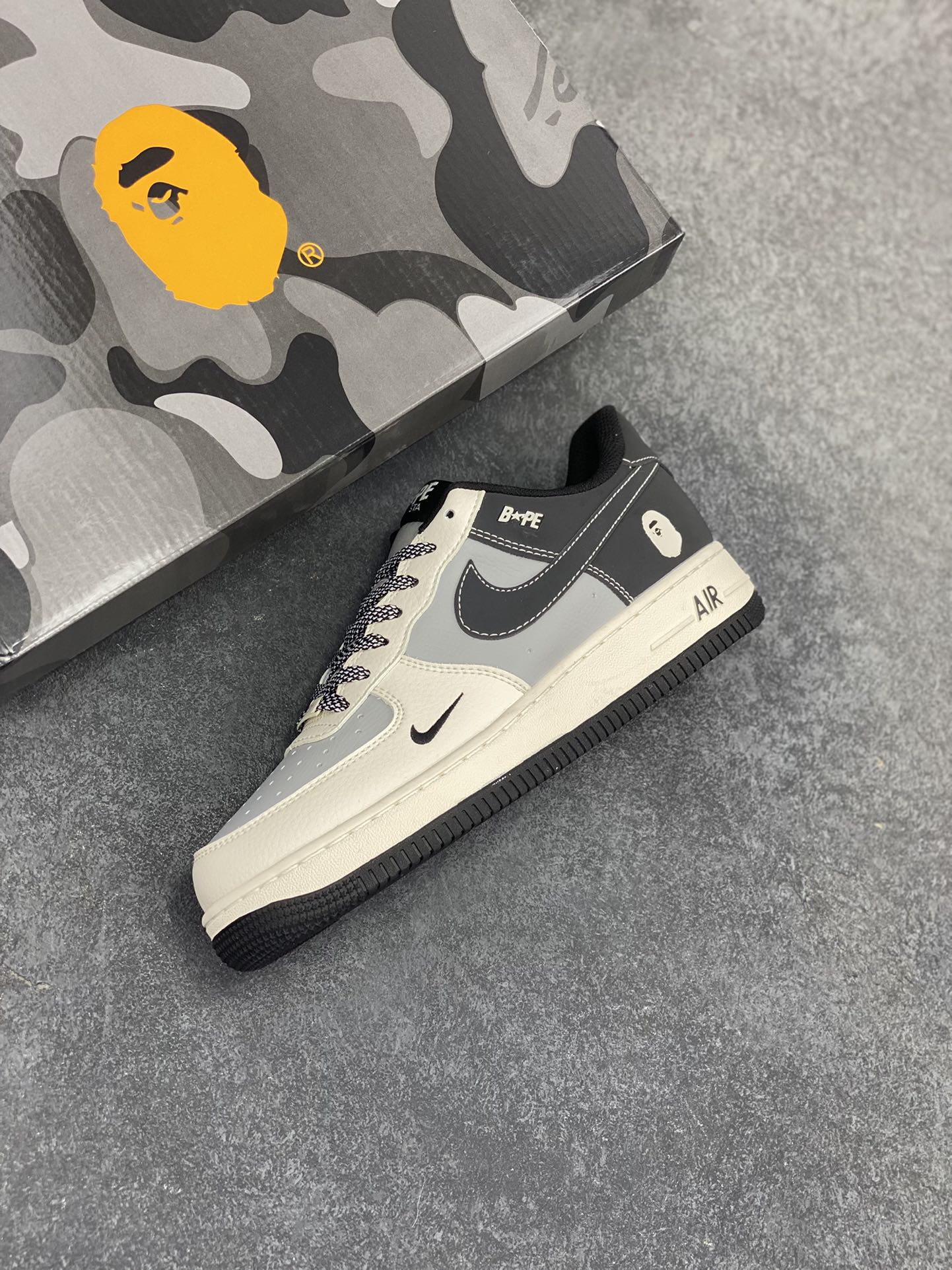 图片[7]-NIke Air Force 1 \’07 Low “Bape联名–米灰黑”空军一号 低帮 运动鞋 休闲鞋 折边针车 工艺难度大 原楦头原纸板 原装鞋盒 定制五金配件 内置全掌气垫 原厂鞋底 货号：BB6566-209 尺码：36 36.5 37.5 38 38.5 39 40 40.5 41 42 42.5 43 44 44.5 45-选品中心