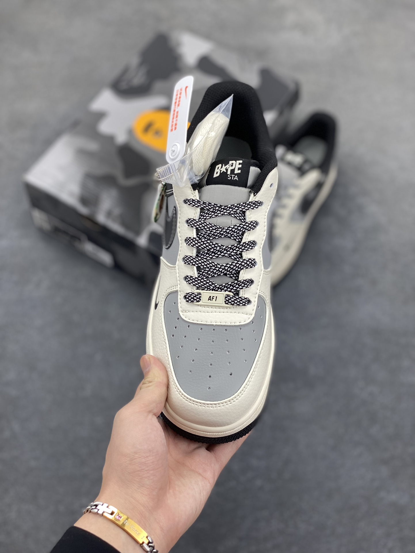 图片[2]-NIke Air Force 1 \’07 Low “Bape联名–米灰黑”空军一号 低帮 运动鞋 休闲鞋 折边针车 工艺难度大 原楦头原纸板 原装鞋盒 定制五金配件 内置全掌气垫 原厂鞋底 货号：BB6566-209 尺码：36 36.5 37.5 38 38.5 39 40 40.5 41 42 42.5 43 44 44.5 45-选品中心