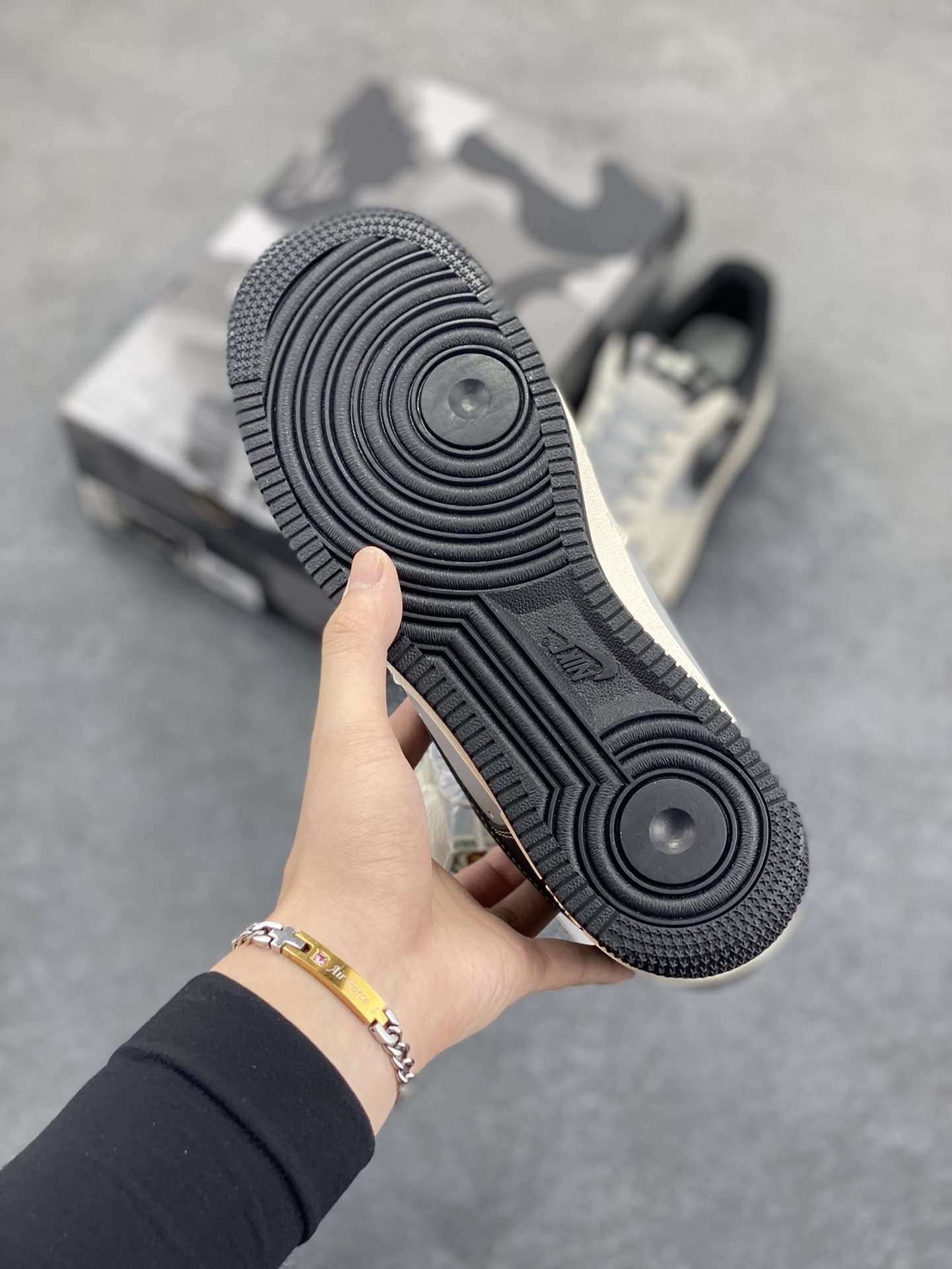 图片[5]-NIke Air Force 1 \’07 Low “Bape联名–米灰黑”空军一号 低帮 运动鞋 休闲鞋 折边针车 工艺难度大 原楦头原纸板 原装鞋盒 定制五金配件 内置全掌气垫 原厂鞋底 货号：BB6566-209 尺码：36 36.5 37.5 38 38.5 39 40 40.5 41 42 42.5 43 44 44.5 45-选品中心