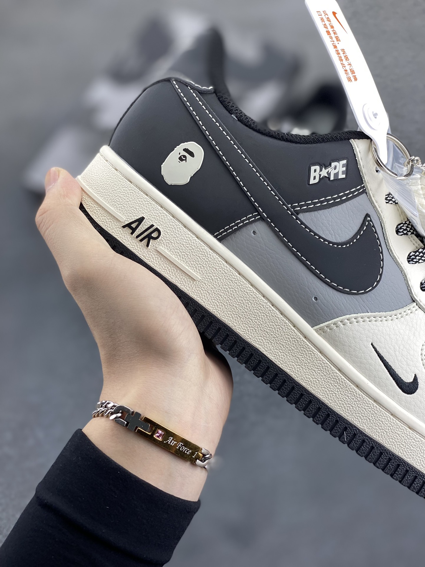 图片[6]-NIke Air Force 1 \’07 Low “Bape联名–米灰黑”空军一号 低帮 运动鞋 休闲鞋 折边针车 工艺难度大 原楦头原纸板 原装鞋盒 定制五金配件 内置全掌气垫 原厂鞋底 货号：BB6566-209 尺码：36 36.5 37.5 38 38.5 39 40 40.5 41 42 42.5 43 44 44.5 45-选品中心