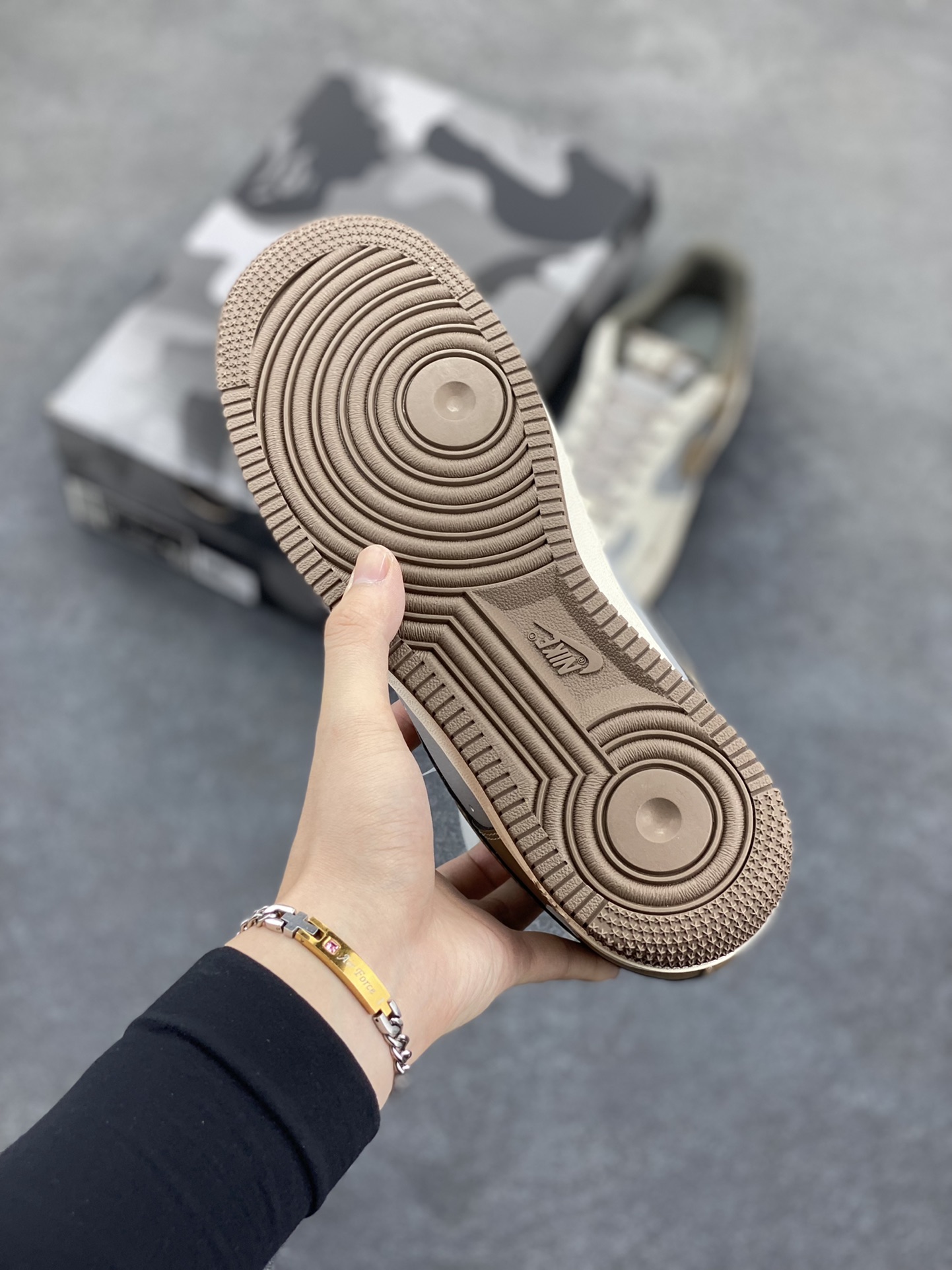 图片[5]-NIke Air Force 1 \’07 Low “Bape联名–米灰棕”空军一号 低帮 运动鞋 休闲鞋 折边针车 工艺难度大 原楦头原纸板 原装鞋盒 定制五金配件 内置全掌气垫 原厂鞋底 货号：BB6566-210 尺码：36 36.5 37.5 38 38.5 39 40 40.5 41 42 42.5 43 44 44.5 45-选品中心