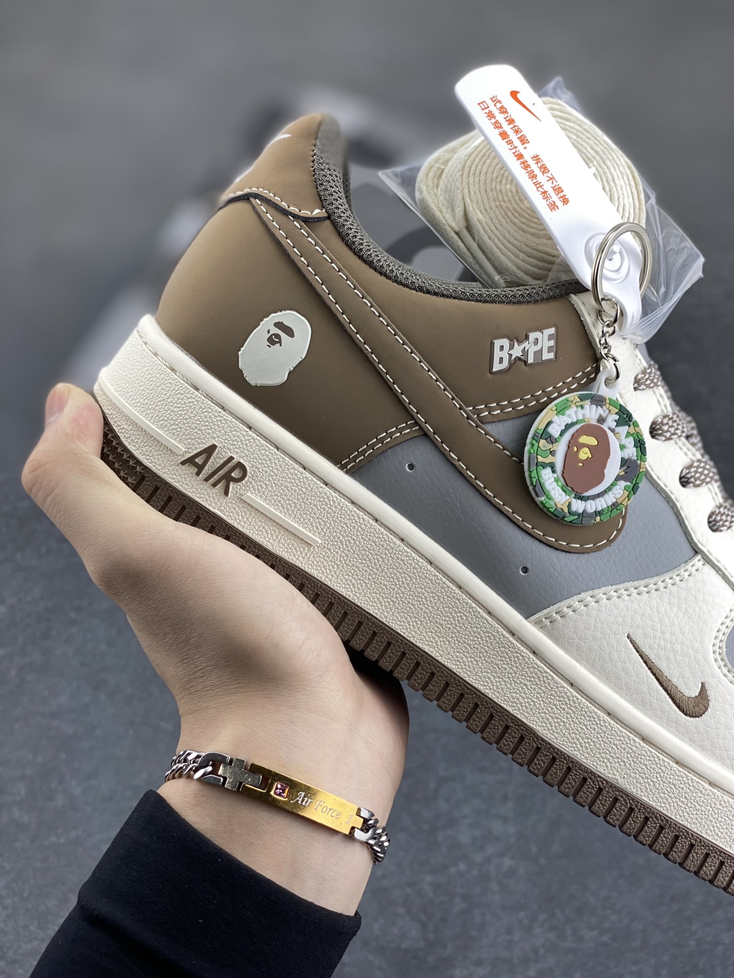 图片[6]-NIke Air Force 1 \’07 Low “Bape联名–米灰棕”空军一号 低帮 运动鞋 休闲鞋 折边针车 工艺难度大 原楦头原纸板 原装鞋盒 定制五金配件 内置全掌气垫 原厂鞋底 货号：BB6566-210 尺码：36 36.5 37.5 38 38.5 39 40 40.5 41 42 42.5 43 44 44.5 45-选品中心