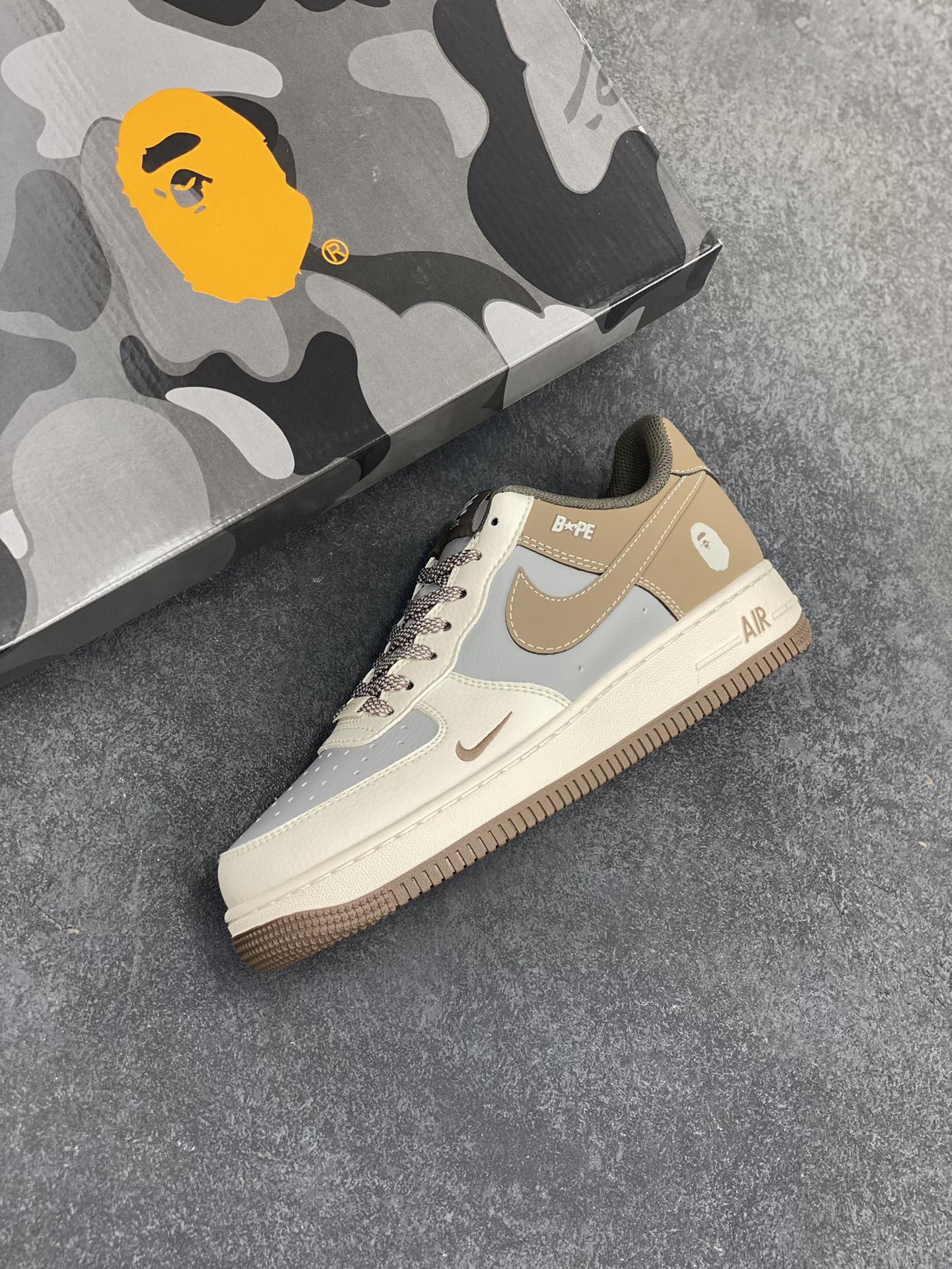 图片[7]-NIke Air Force 1 \’07 Low “Bape联名–米灰棕”空军一号 低帮 运动鞋 休闲鞋 折边针车 工艺难度大 原楦头原纸板 原装鞋盒 定制五金配件 内置全掌气垫 原厂鞋底 货号：BB6566-210 尺码：36 36.5 37.5 38 38.5 39 40 40.5 41 42 42.5 43 44 44.5 45-选品中心