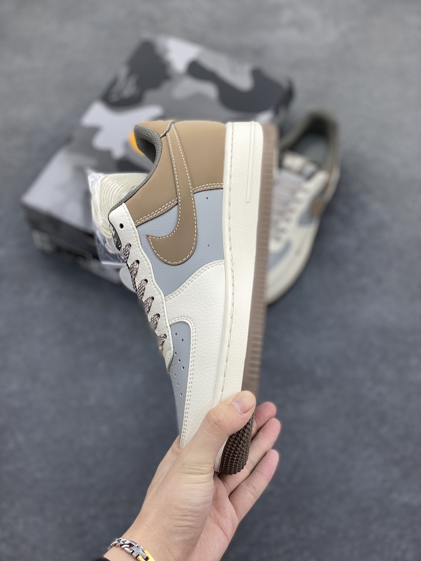 图片[3]-NIke Air Force 1 \’07 Low “Bape联名–米灰棕”空军一号 低帮 运动鞋 休闲鞋 折边针车 工艺难度大 原楦头原纸板 原装鞋盒 定制五金配件 内置全掌气垫 原厂鞋底 货号：BB6566-210 尺码：36 36.5 37.5 38 38.5 39 40 40.5 41 42 42.5 43 44 44.5 45-选品中心