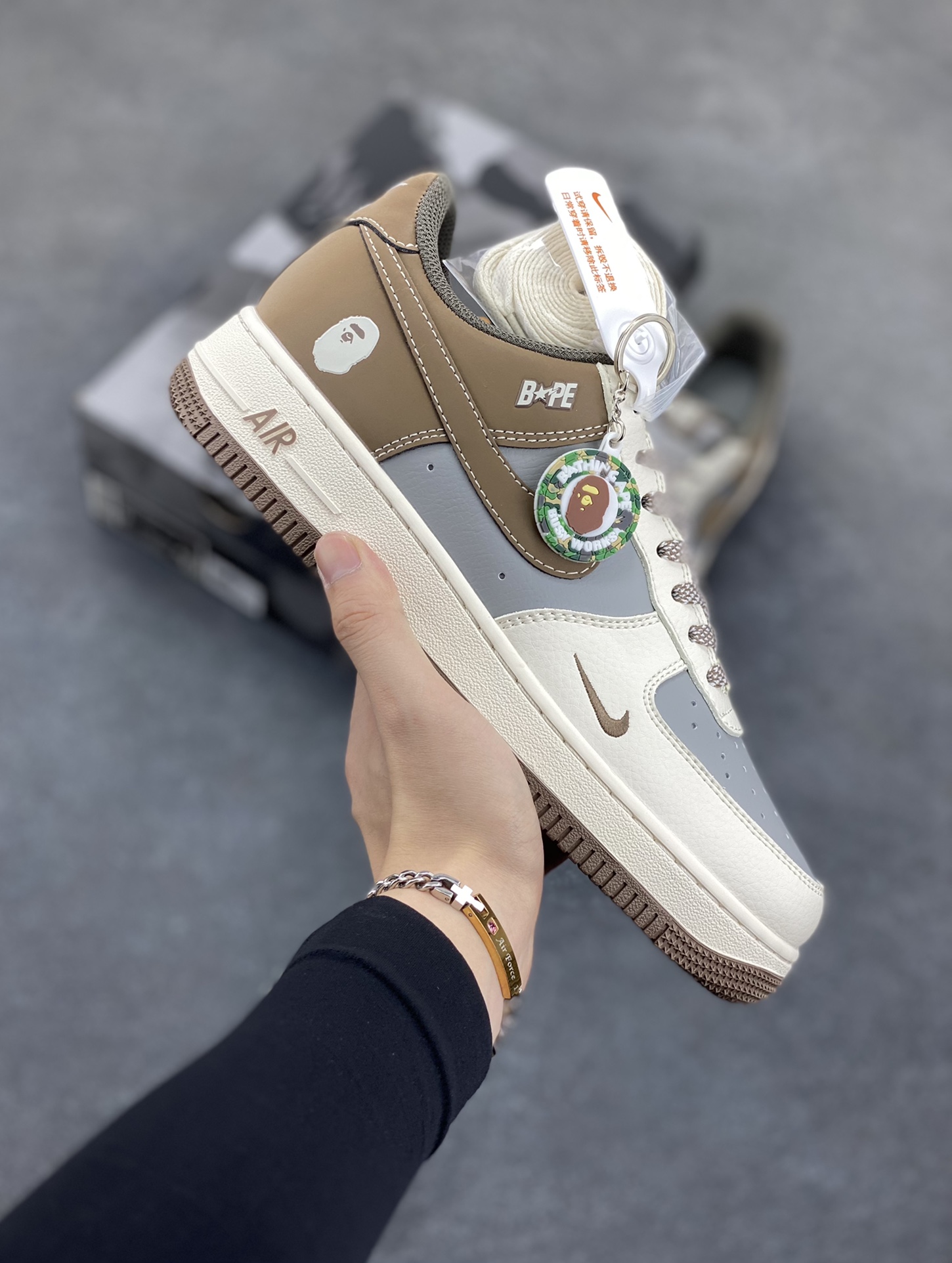 NIke Air Force 1 \'07 Low “Bape联名--米灰棕”空军一号 低帮 运动鞋 休闲鞋 折边针车 工艺难度大 原楦头原纸板 原装鞋盒 定制五金配件 内置全掌气垫 原厂鞋底 货号：BB6566-210 尺码：36 36.5 37.5 38 38.5 39 40 40.5 41 42 42.5 43 44 44.5 45-选品中心