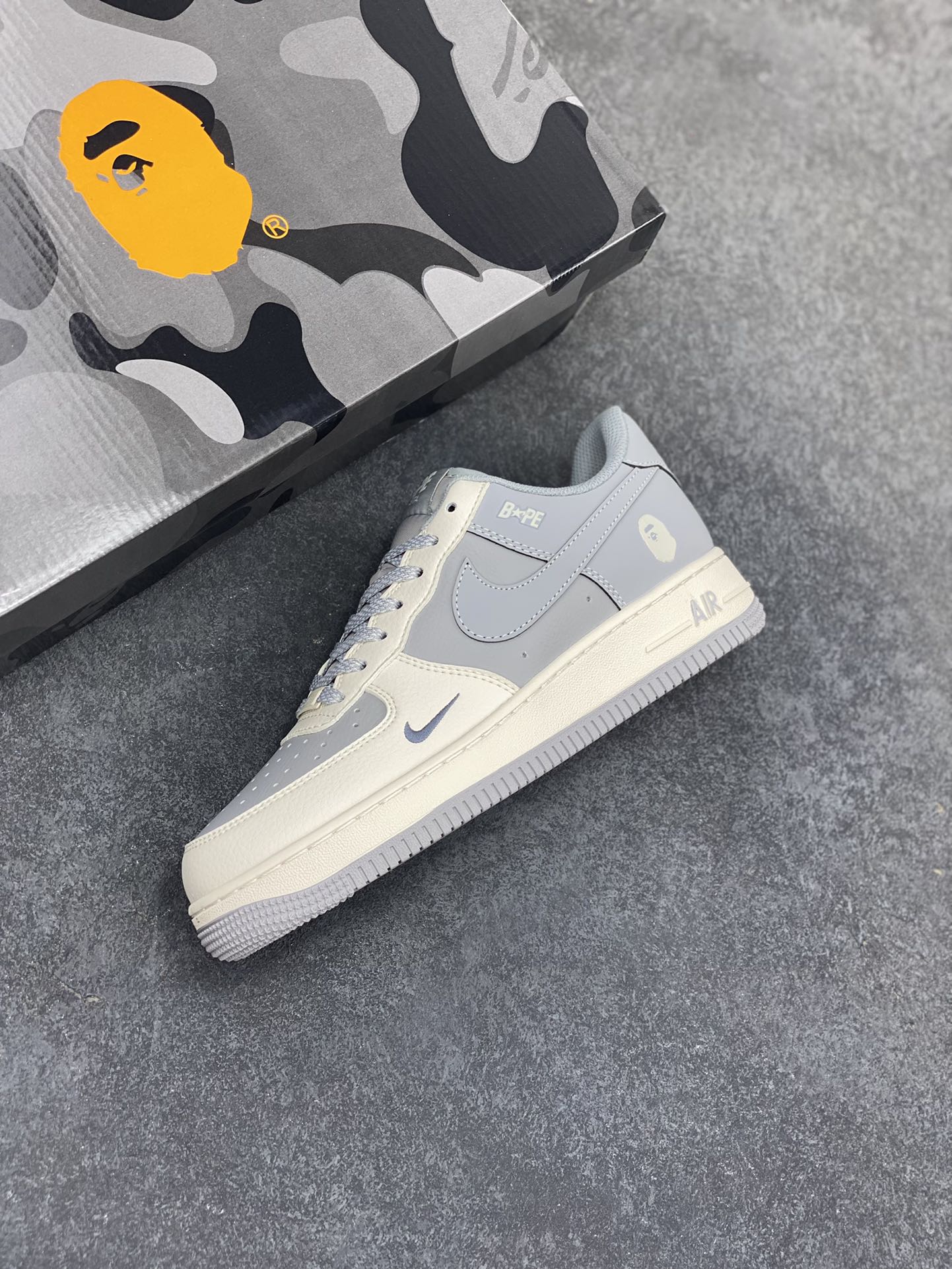 图片[7]-NIke Air Force 1 \’07 Low “Bape联名——米白灰”空军一号 低帮 运动鞋 休闲鞋 折边针车 工艺难度大 原楦头原纸板 原装鞋盒 定制五金配件 内置全掌气垫 原厂鞋底 货号：BB6566-207 尺码：36 36.5 37.5 38 38.5 39 40 40.5 41 42 42.5 43 44 44.5 45-选品中心