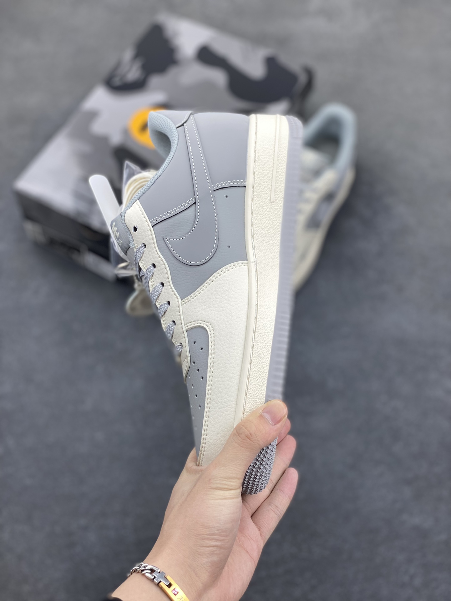 图片[3]-NIke Air Force 1 \’07 Low “Bape联名——米白灰”空军一号 低帮 运动鞋 休闲鞋 折边针车 工艺难度大 原楦头原纸板 原装鞋盒 定制五金配件 内置全掌气垫 原厂鞋底 货号：BB6566-207 尺码：36 36.5 37.5 38 38.5 39 40 40.5 41 42 42.5 43 44 44.5 45-选品中心
