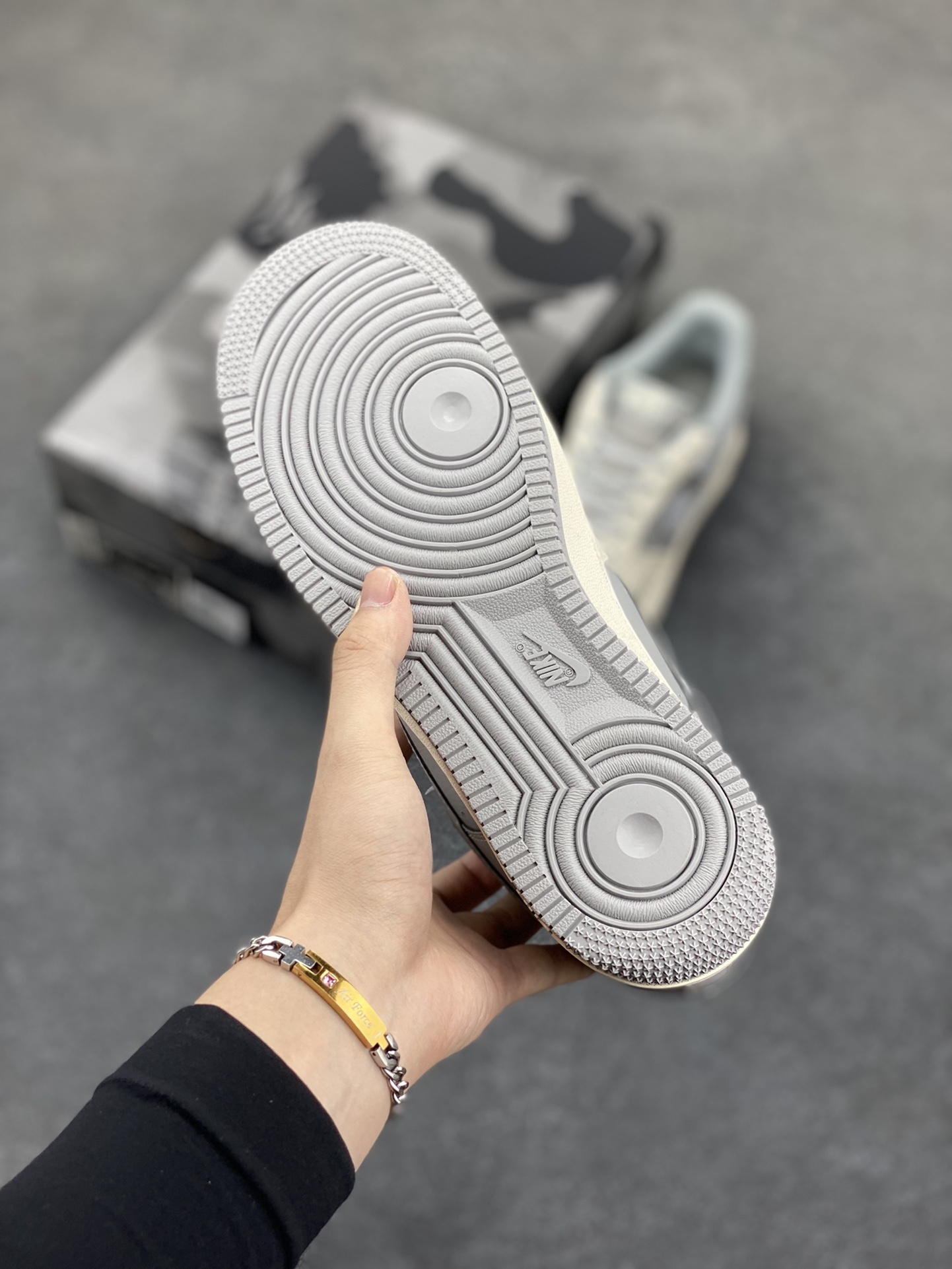 图片[5]-NIke Air Force 1 \’07 Low “Bape联名——米白灰”空军一号 低帮 运动鞋 休闲鞋 折边针车 工艺难度大 原楦头原纸板 原装鞋盒 定制五金配件 内置全掌气垫 原厂鞋底 货号：BB6566-207 尺码：36 36.5 37.5 38 38.5 39 40 40.5 41 42 42.5 43 44 44.5 45-选品中心