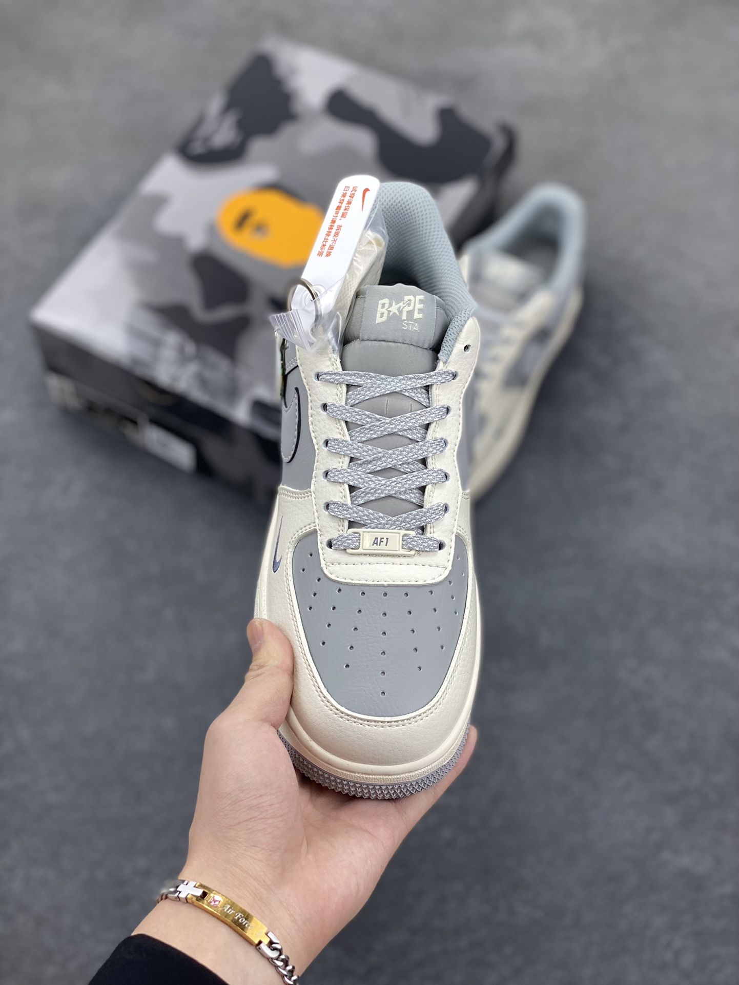 图片[2]-NIke Air Force 1 \’07 Low “Bape联名——米白灰”空军一号 低帮 运动鞋 休闲鞋 折边针车 工艺难度大 原楦头原纸板 原装鞋盒 定制五金配件 内置全掌气垫 原厂鞋底 货号：BB6566-207 尺码：36 36.5 37.5 38 38.5 39 40 40.5 41 42 42.5 43 44 44.5 45-选品中心