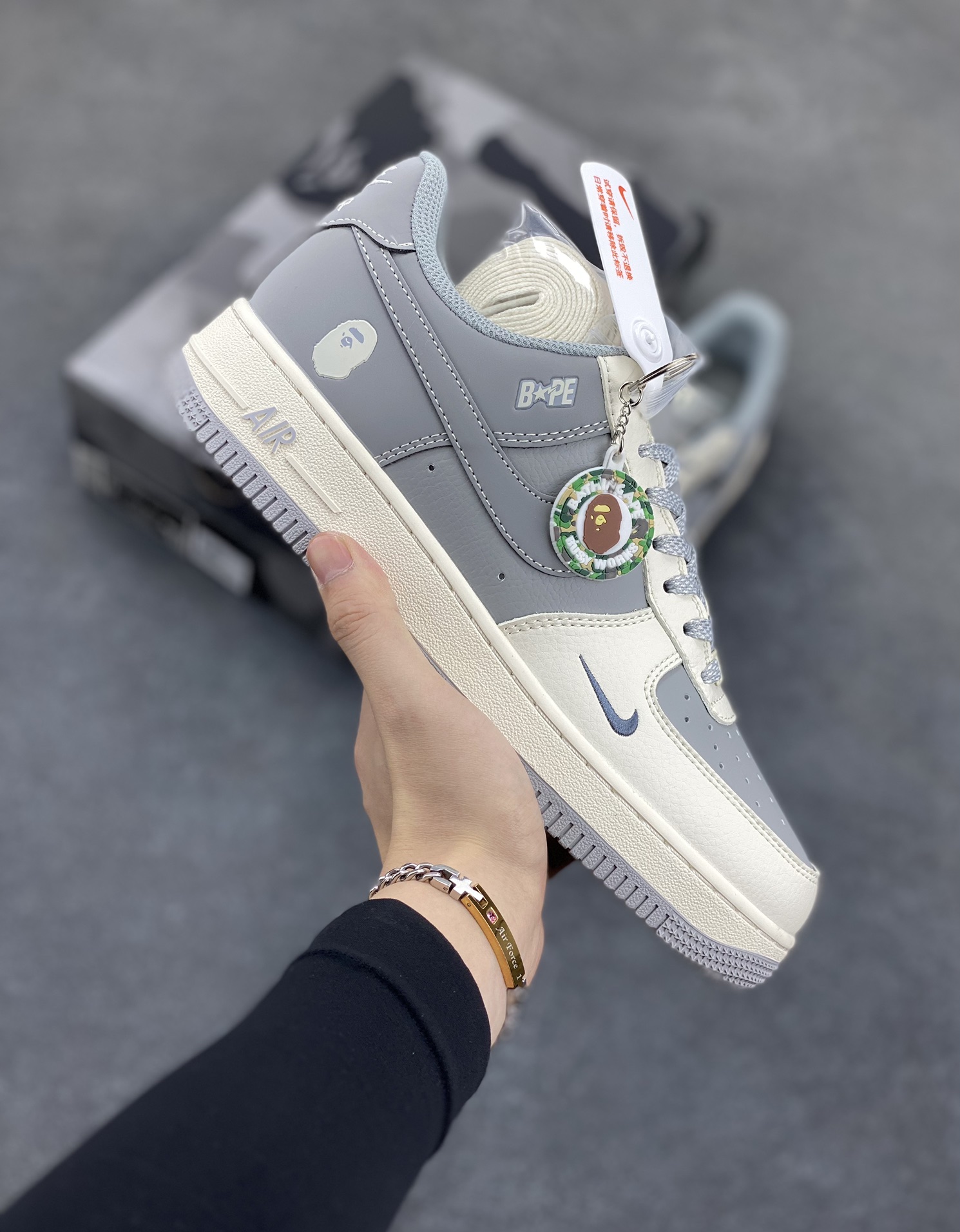 NIke Air Force 1 \'07 Low “Bape联名——米白灰”空军一号 低帮 运动鞋 休闲鞋 折边针车 工艺难度大 原楦头原纸板 原装鞋盒 定制五金配件 内置全掌气垫 原厂鞋底 货号：BB6566-207 尺码：36 36.5 37.5 38 38.5 39 40 40.5 41 42 42.5 43 44 44.5 45-选品中心