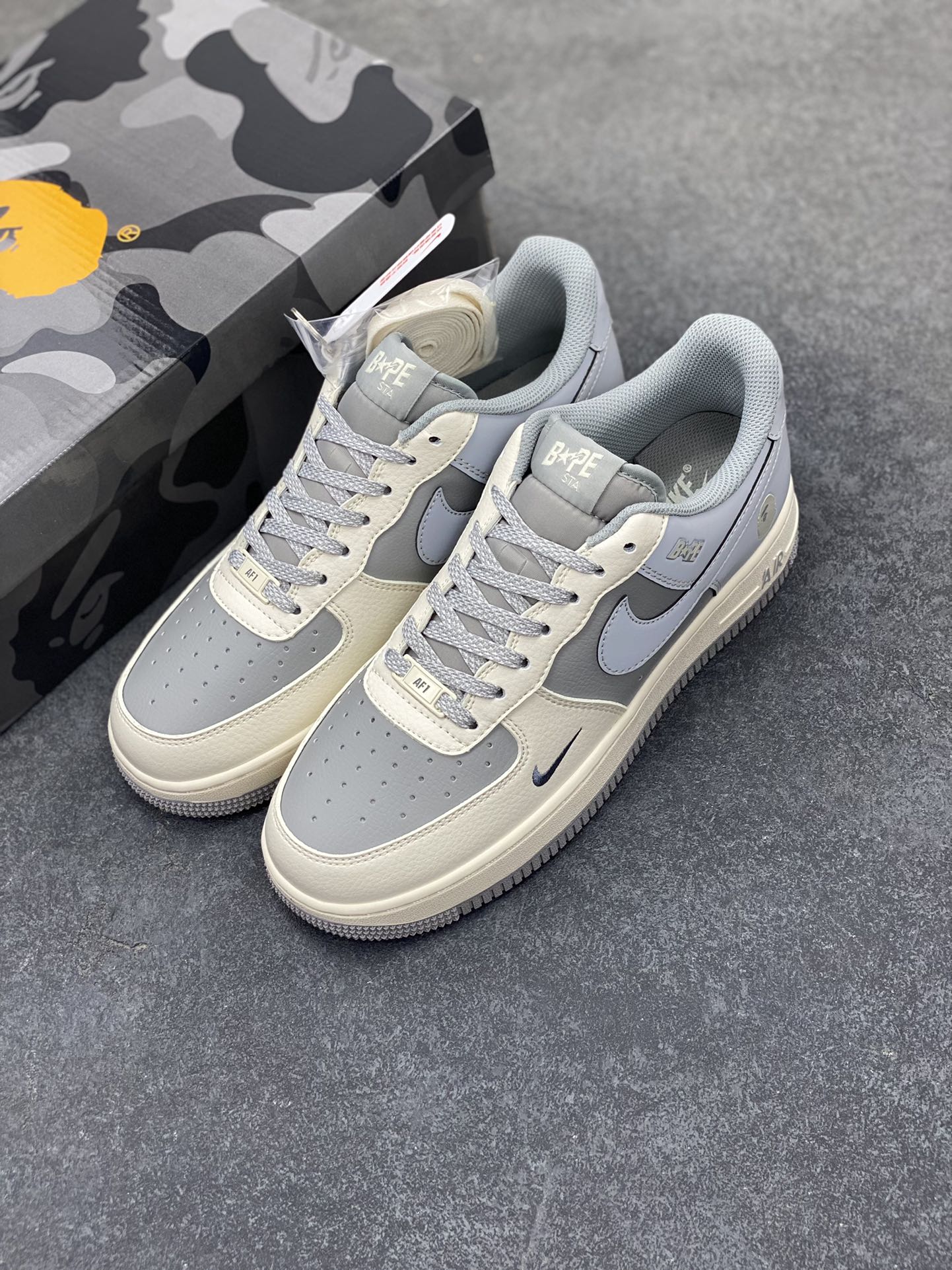 图片[8]-NIke Air Force 1 \’07 Low “Bape联名——米白灰”空军一号 低帮 运动鞋 休闲鞋 折边针车 工艺难度大 原楦头原纸板 原装鞋盒 定制五金配件 内置全掌气垫 原厂鞋底 货号：BB6566-207 尺码：36 36.5 37.5 38 38.5 39 40 40.5 41 42 42.5 43 44 44.5 45-选品中心