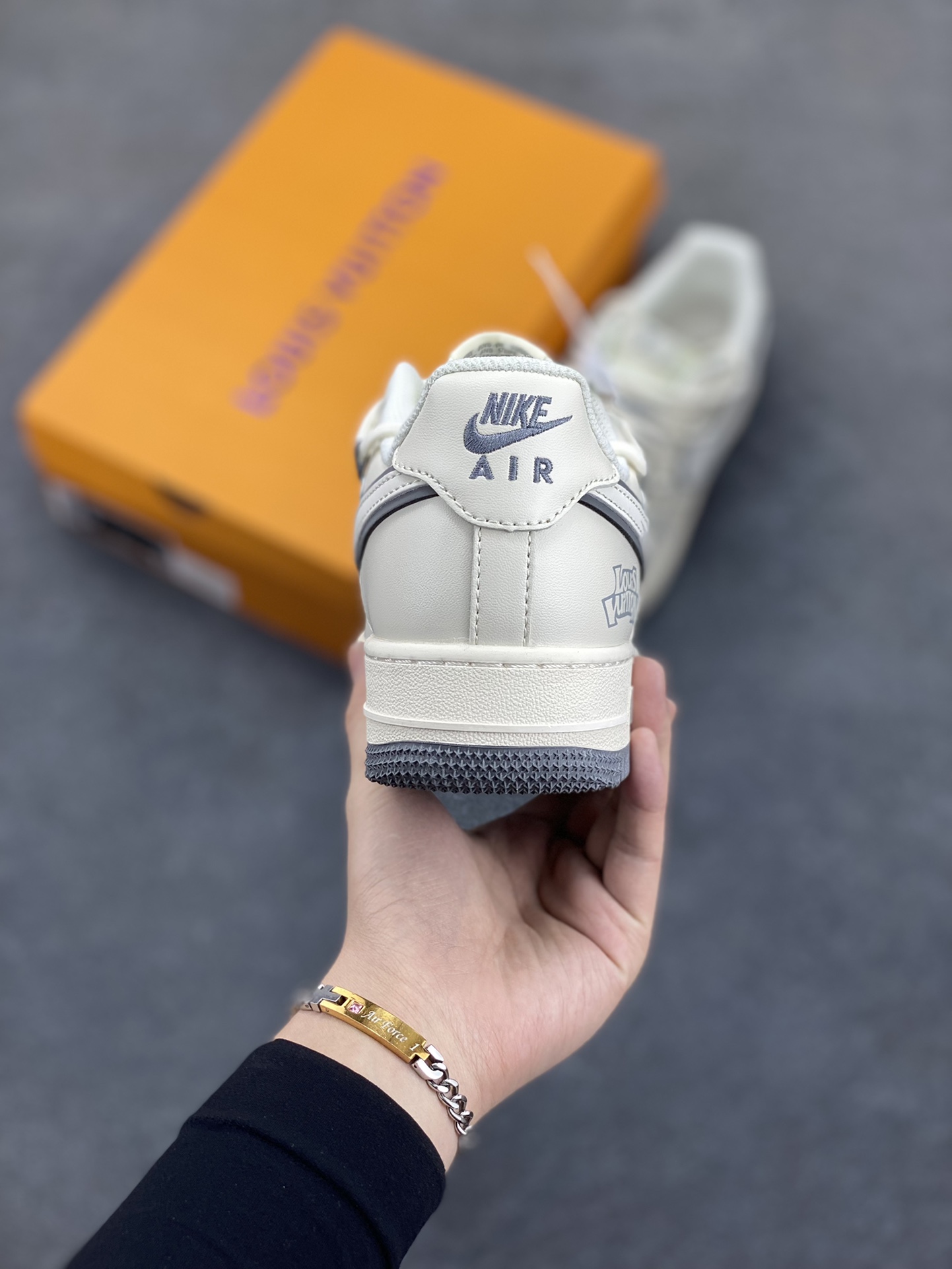 图片[4]-NIke Air Force 1 \’07 Low “LV联名——米灰底抽绳”空军一号 低帮 运动鞋 休闲鞋 折边针车 工艺难度大 原楦头原纸板 原装鞋盒 定制五金配件 内置全掌气垫 原厂鞋底 货号：DM6868-100 尺码：36 36.5 37.5 38 38.5 39 40 40.5 41 42 42.5 43 44 44.5 45-选品中心