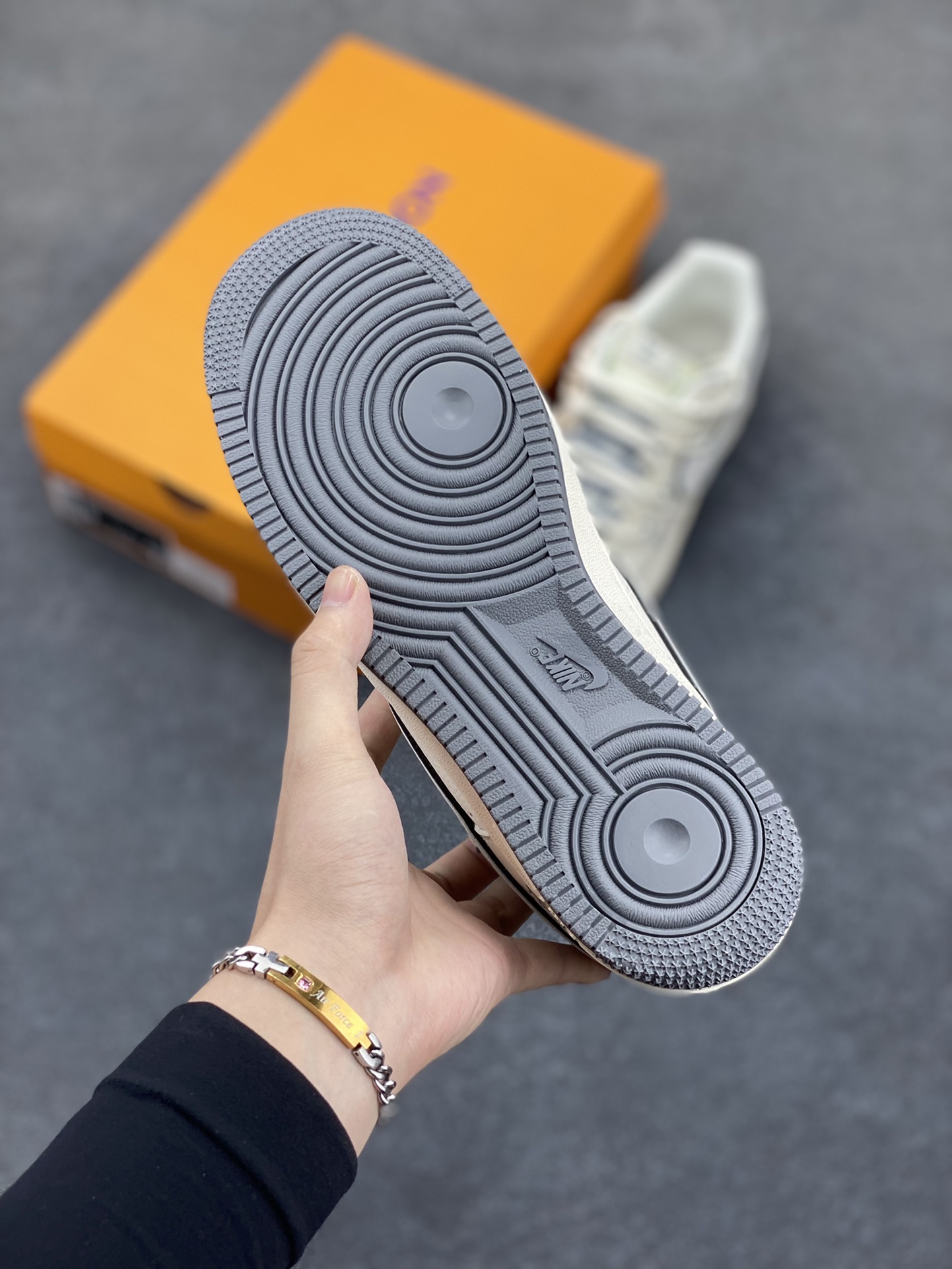 图片[5]-NIke Air Force 1 \’07 Low “LV联名——米灰底抽绳”空军一号 低帮 运动鞋 休闲鞋 折边针车 工艺难度大 原楦头原纸板 原装鞋盒 定制五金配件 内置全掌气垫 原厂鞋底 货号：DM6868-100 尺码：36 36.5 37.5 38 38.5 39 40 40.5 41 42 42.5 43 44 44.5 45-选品中心