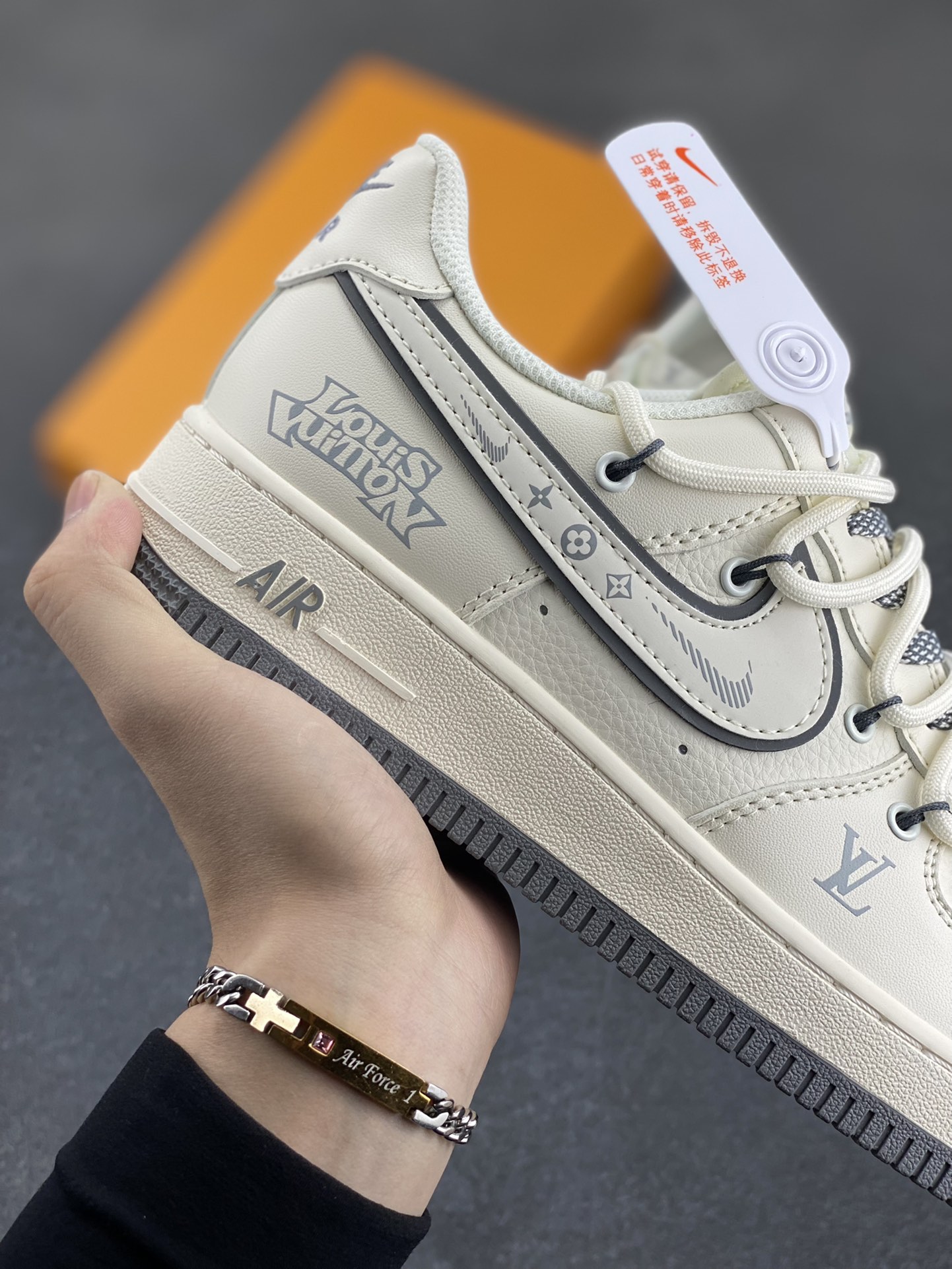 图片[6]-NIke Air Force 1 \’07 Low “LV联名——米灰底抽绳”空军一号 低帮 运动鞋 休闲鞋 折边针车 工艺难度大 原楦头原纸板 原装鞋盒 定制五金配件 内置全掌气垫 原厂鞋底 货号：DM6868-100 尺码：36 36.5 37.5 38 38.5 39 40 40.5 41 42 42.5 43 44 44.5 45-选品中心