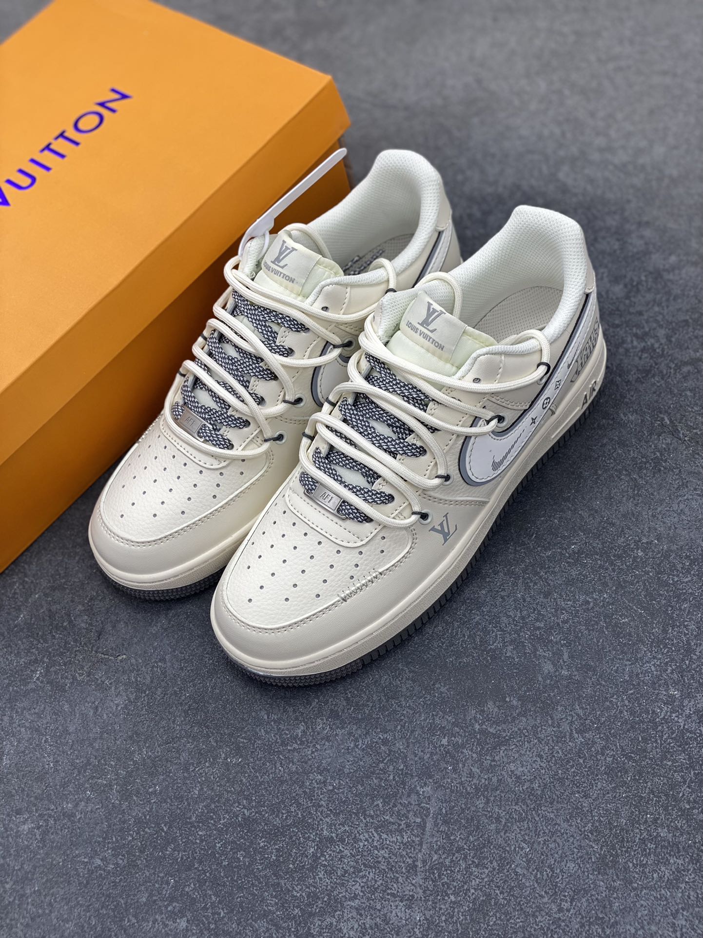 图片[8]-NIke Air Force 1 \’07 Low “LV联名——米灰底抽绳”空军一号 低帮 运动鞋 休闲鞋 折边针车 工艺难度大 原楦头原纸板 原装鞋盒 定制五金配件 内置全掌气垫 原厂鞋底 货号：DM6868-100 尺码：36 36.5 37.5 38 38.5 39 40 40.5 41 42 42.5 43 44 44.5 45-选品中心