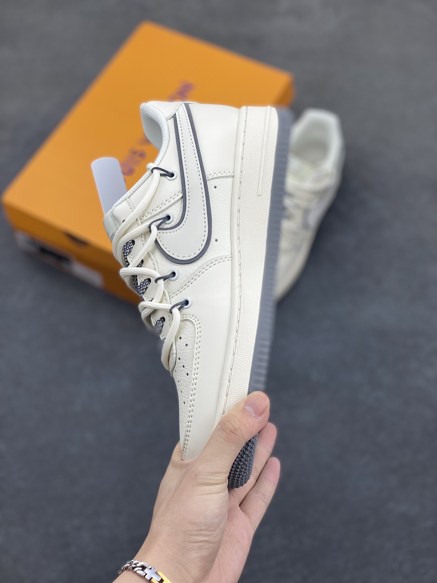 图片[3]-NIke Air Force 1 \’07 Low “LV联名——米灰底抽绳”空军一号 低帮 运动鞋 休闲鞋 折边针车 工艺难度大 原楦头原纸板 原装鞋盒 定制五金配件 内置全掌气垫 原厂鞋底 货号：DM6868-100 尺码：36 36.5 37.5 38 38.5 39 40 40.5 41 42 42.5 43 44 44.5 45-选品中心