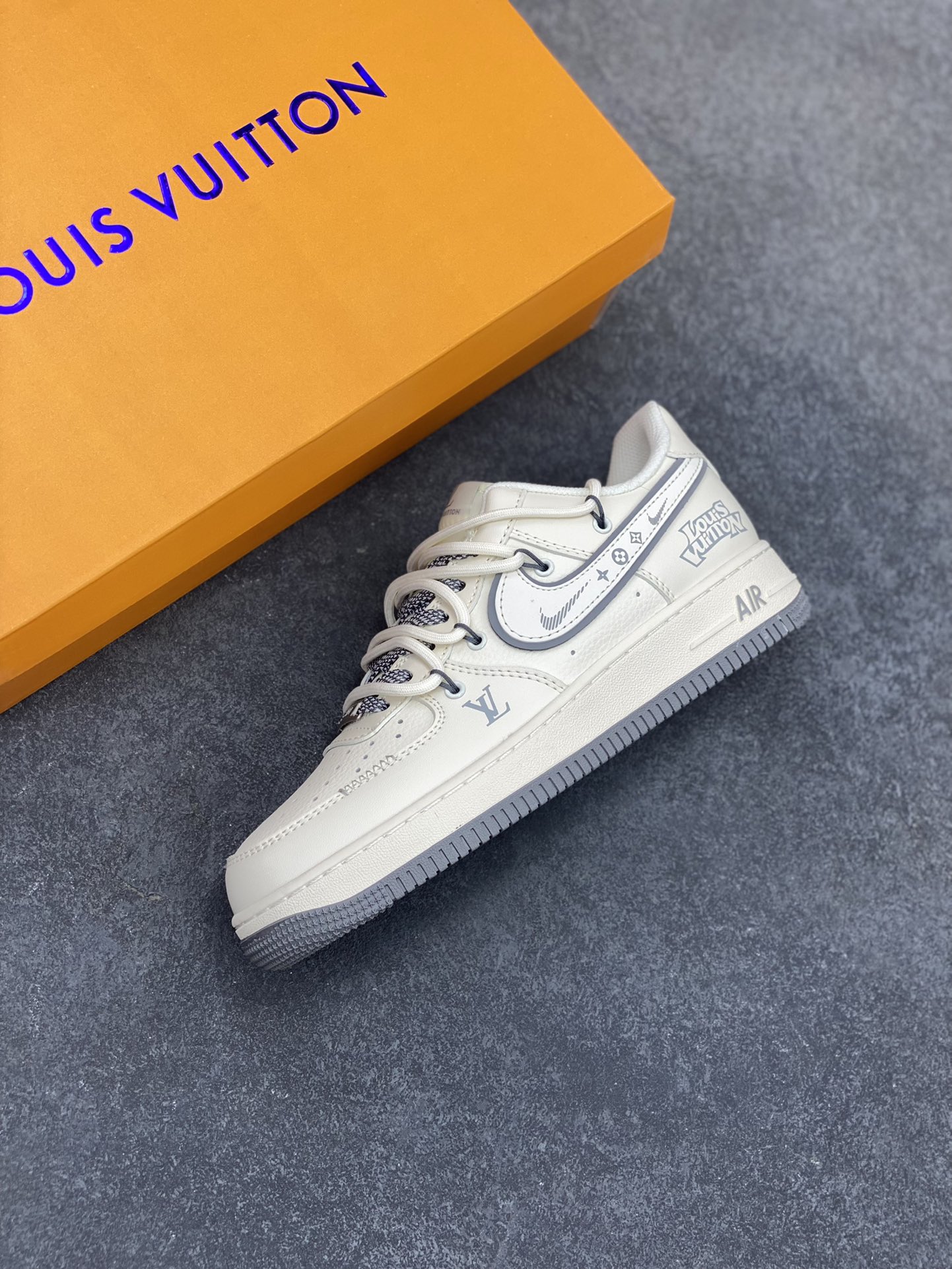 图片[7]-NIke Air Force 1 \’07 Low “LV联名——米灰底抽绳”空军一号 低帮 运动鞋 休闲鞋 折边针车 工艺难度大 原楦头原纸板 原装鞋盒 定制五金配件 内置全掌气垫 原厂鞋底 货号：DM6868-100 尺码：36 36.5 37.5 38 38.5 39 40 40.5 41 42 42.5 43 44 44.5 45-选品中心