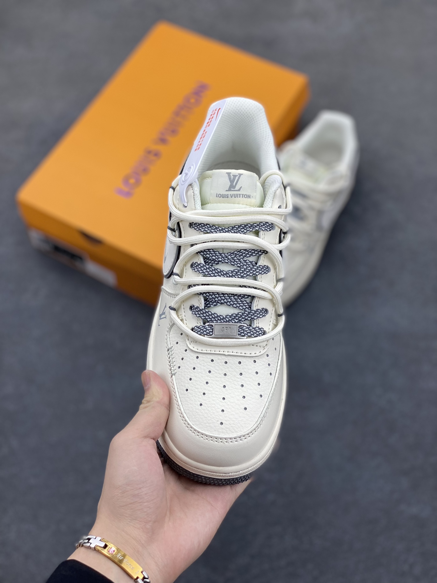 图片[2]-NIke Air Force 1 \’07 Low “LV联名——米灰底抽绳”空军一号 低帮 运动鞋 休闲鞋 折边针车 工艺难度大 原楦头原纸板 原装鞋盒 定制五金配件 内置全掌气垫 原厂鞋底 货号：DM6868-100 尺码：36 36.5 37.5 38 38.5 39 40 40.5 41 42 42.5 43 44 44.5 45-选品中心