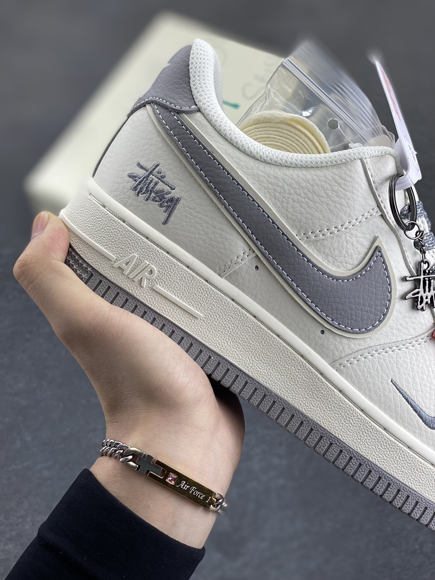 图片[6]-NIke Air Force 1 \’07 Low “斯图西联名——灰勾灰底红标”空军一号 低帮 运动鞋 休闲鞋 折边针车 工艺难度大 原楦头原纸板 原装鞋盒 定制五金配件 内置全掌气垫 原厂鞋底 货号：CS5288-008 尺码：36 36.5 37.5 38 38.5 39 40 40.5 41 42 42.5 43 44 44.5 45-选品中心