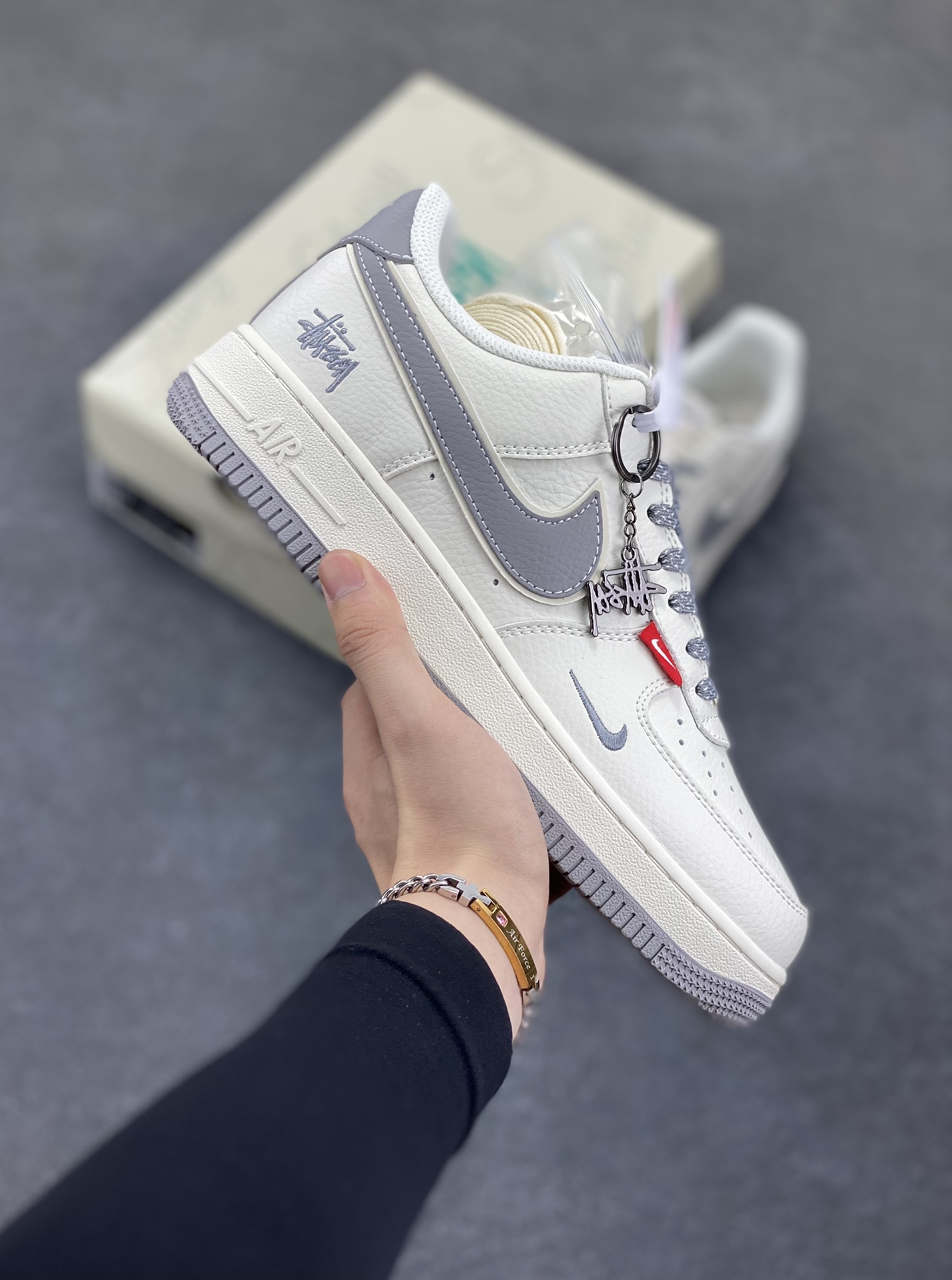 NIke Air Force 1 \’07 Low “斯图西联名——灰勾灰底红标”空军一号 低帮 运动鞋 休闲鞋 折边针车 工艺难度大 原楦头原纸板 原装鞋盒 定制五金配件 内置全掌气垫 原厂鞋底 货号：CS5288-008 尺码：36 36.5 37.5 38 38.5 39 40 40.5 41 42 42.5 43 44 44.5 45-选品中心