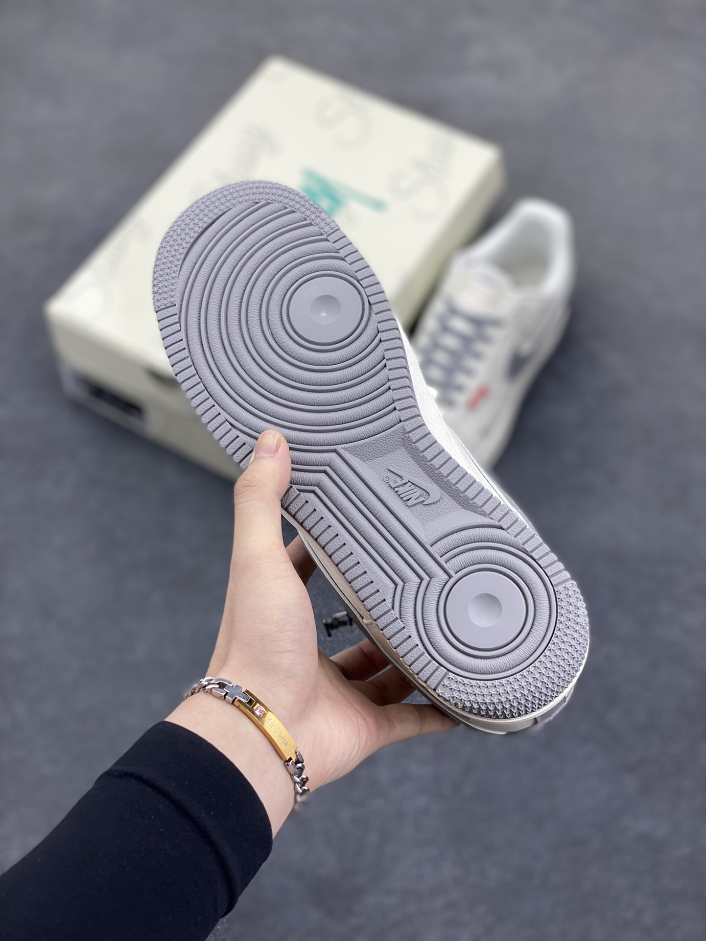 图片[5]-NIke Air Force 1 \’07 Low “斯图西联名——灰勾灰底红标”空军一号 低帮 运动鞋 休闲鞋 折边针车 工艺难度大 原楦头原纸板 原装鞋盒 定制五金配件 内置全掌气垫 原厂鞋底 货号：CS5288-008 尺码：36 36.5 37.5 38 38.5 39 40 40.5 41 42 42.5 43 44 44.5 45-选品中心