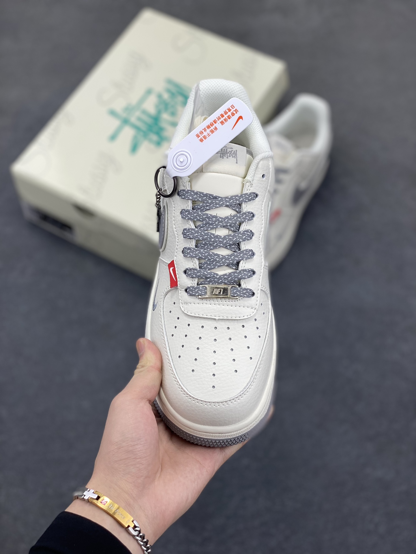 图片[2]-NIke Air Force 1 \’07 Low “斯图西联名——灰勾灰底红标”空军一号 低帮 运动鞋 休闲鞋 折边针车 工艺难度大 原楦头原纸板 原装鞋盒 定制五金配件 内置全掌气垫 原厂鞋底 货号：CS5288-008 尺码：36 36.5 37.5 38 38.5 39 40 40.5 41 42 42.5 43 44 44.5 45-选品中心