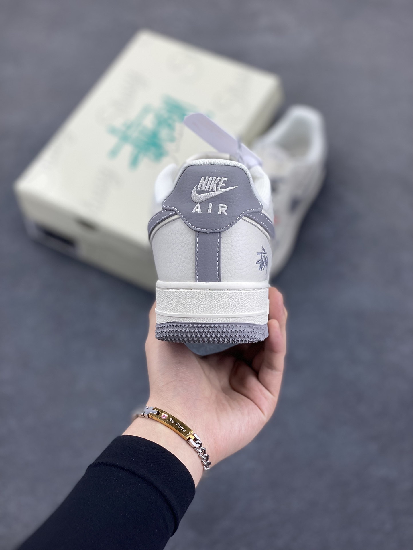 图片[4]-NIke Air Force 1 \’07 Low “斯图西联名——灰勾灰底红标”空军一号 低帮 运动鞋 休闲鞋 折边针车 工艺难度大 原楦头原纸板 原装鞋盒 定制五金配件 内置全掌气垫 原厂鞋底 货号：CS5288-008 尺码：36 36.5 37.5 38 38.5 39 40 40.5 41 42 42.5 43 44 44.5 45-选品中心