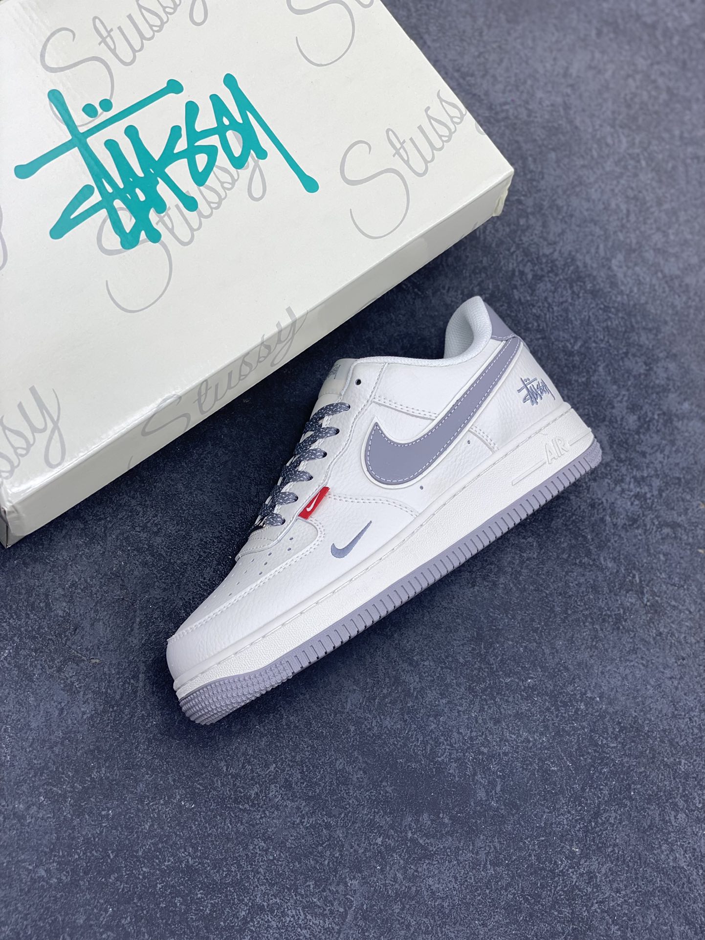 图片[7]-NIke Air Force 1 \’07 Low “斯图西联名——灰勾灰底红标”空军一号 低帮 运动鞋 休闲鞋 折边针车 工艺难度大 原楦头原纸板 原装鞋盒 定制五金配件 内置全掌气垫 原厂鞋底 货号：CS5288-008 尺码：36 36.5 37.5 38 38.5 39 40 40.5 41 42 42.5 43 44 44.5 45-选品中心