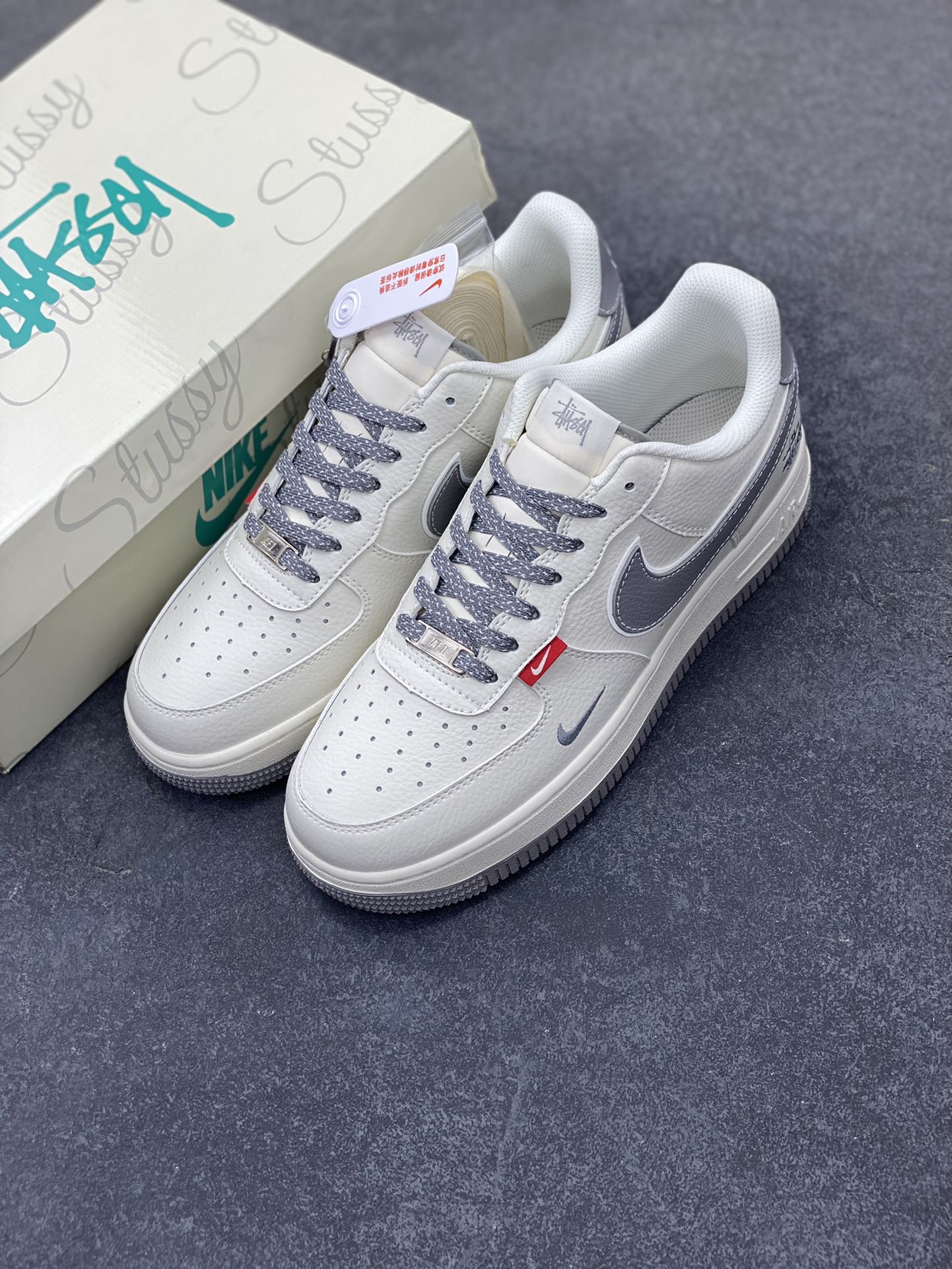 图片[8]-NIke Air Force 1 \’07 Low “斯图西联名——灰勾灰底红标”空军一号 低帮 运动鞋 休闲鞋 折边针车 工艺难度大 原楦头原纸板 原装鞋盒 定制五金配件 内置全掌气垫 原厂鞋底 货号：CS5288-008 尺码：36 36.5 37.5 38 38.5 39 40 40.5 41 42 42.5 43 44 44.5 45-选品中心
