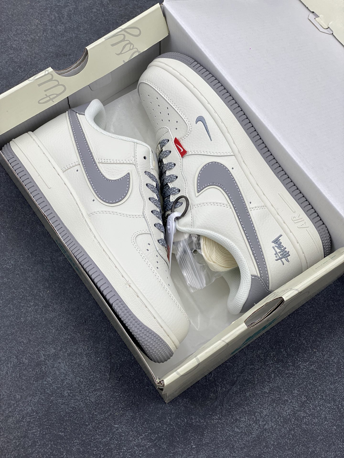 图片[9]-NIke Air Force 1 \’07 Low “斯图西联名——灰勾灰底红标”空军一号 低帮 运动鞋 休闲鞋 折边针车 工艺难度大 原楦头原纸板 原装鞋盒 定制五金配件 内置全掌气垫 原厂鞋底 货号：CS5288-008 尺码：36 36.5 37.5 38 38.5 39 40 40.5 41 42 42.5 43 44 44.5 45-选品中心