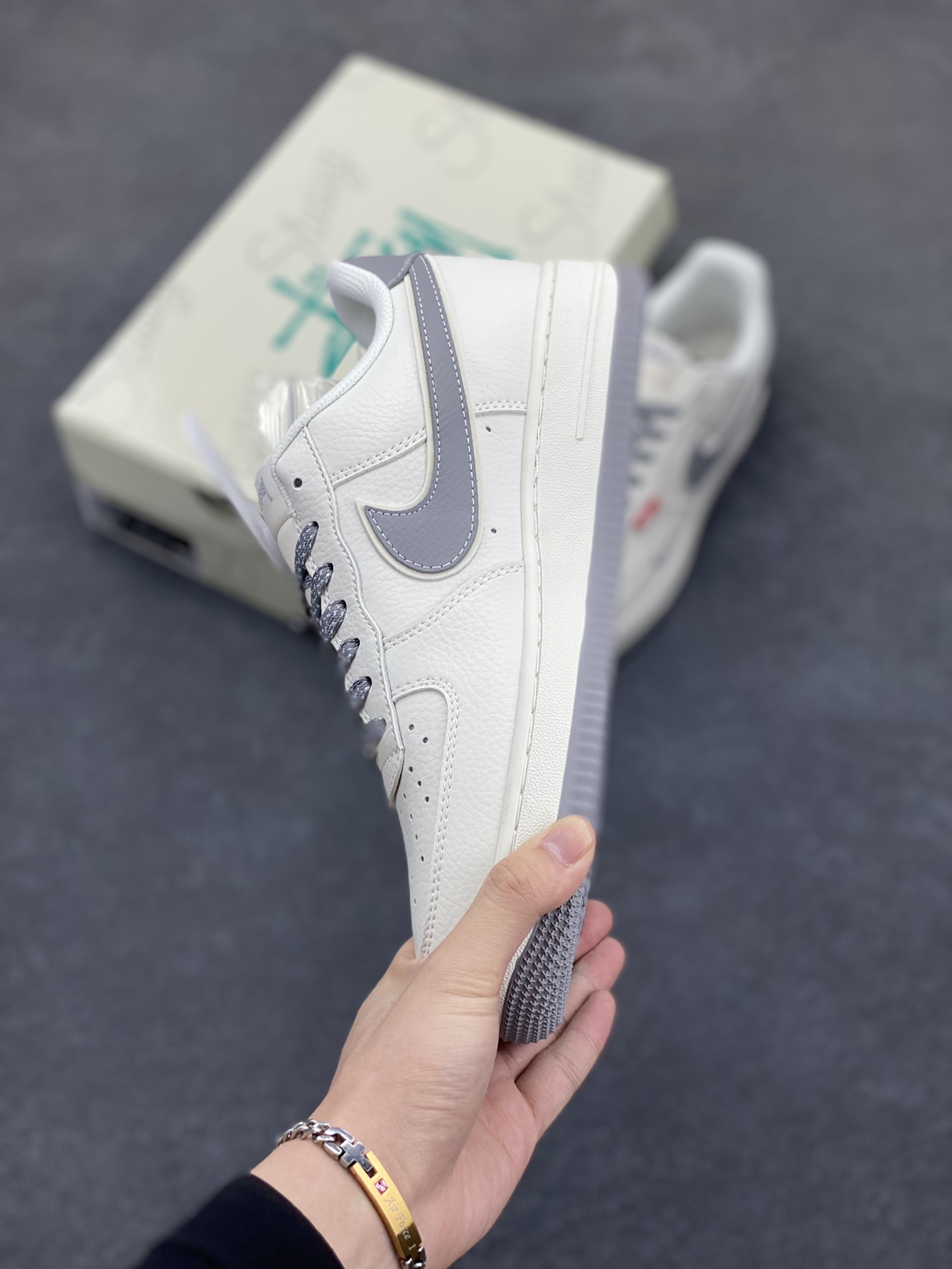 图片[3]-NIke Air Force 1 \’07 Low “斯图西联名——灰勾灰底红标”空军一号 低帮 运动鞋 休闲鞋 折边针车 工艺难度大 原楦头原纸板 原装鞋盒 定制五金配件 内置全掌气垫 原厂鞋底 货号：CS5288-008 尺码：36 36.5 37.5 38 38.5 39 40 40.5 41 42 42.5 43 44 44.5 45-选品中心