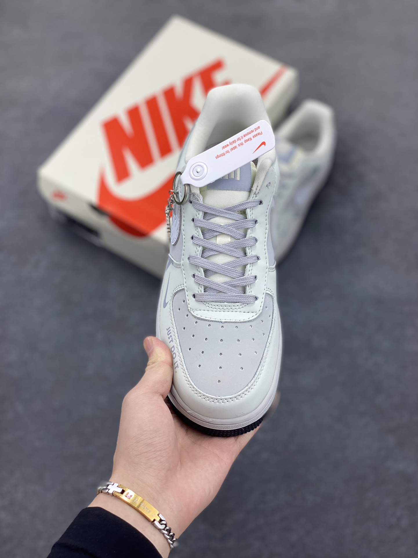 图片[2]-NIke Air Force 1 \’07 Low “UN联名——印象LOGO”空军一号 低帮 运动鞋 休闲鞋 折边针车 工艺难度大 原楦头原纸板 原装鞋盒 定制五金配件 内置全掌气垫 原厂鞋底 货号：DF0188-060 尺码：36 36.5 37.5 38 38.5 39 40 40.5 41 42 42.5 43 44 44.5 45-选品中心