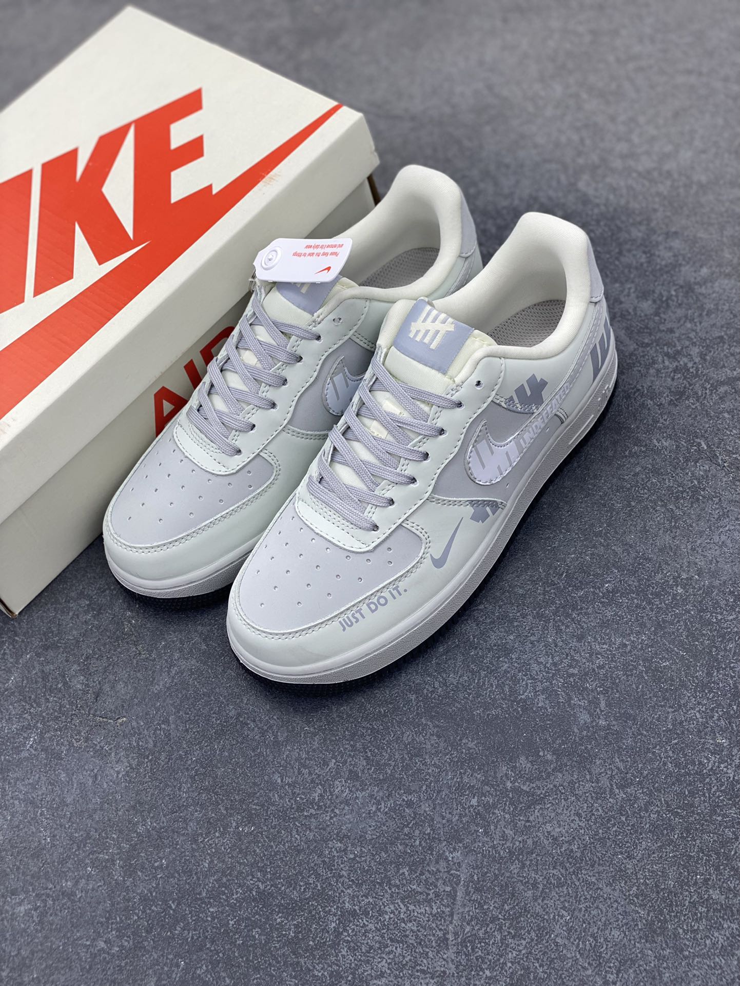 图片[8]-NIke Air Force 1 \’07 Low “UN联名——印象LOGO”空军一号 低帮 运动鞋 休闲鞋 折边针车 工艺难度大 原楦头原纸板 原装鞋盒 定制五金配件 内置全掌气垫 原厂鞋底 货号：DF0188-060 尺码：36 36.5 37.5 38 38.5 39 40 40.5 41 42 42.5 43 44 44.5 45-选品中心