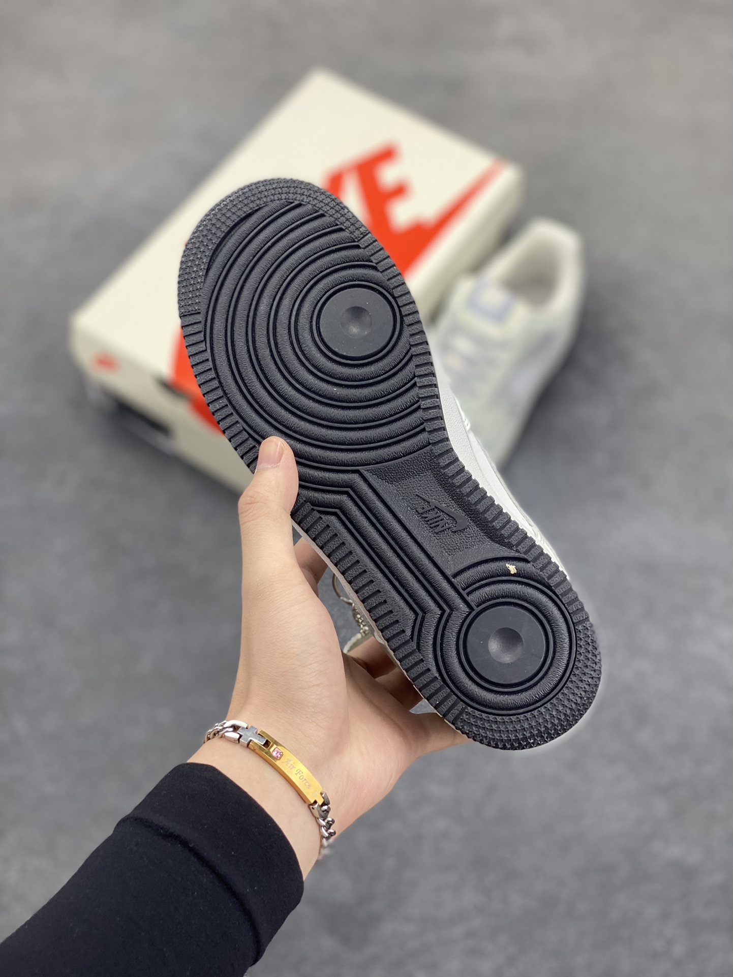 图片[5]-NIke Air Force 1 \’07 Low “UN联名——印象LOGO”空军一号 低帮 运动鞋 休闲鞋 折边针车 工艺难度大 原楦头原纸板 原装鞋盒 定制五金配件 内置全掌气垫 原厂鞋底 货号：DF0188-060 尺码：36 36.5 37.5 38 38.5 39 40 40.5 41 42 42.5 43 44 44.5 45-选品中心