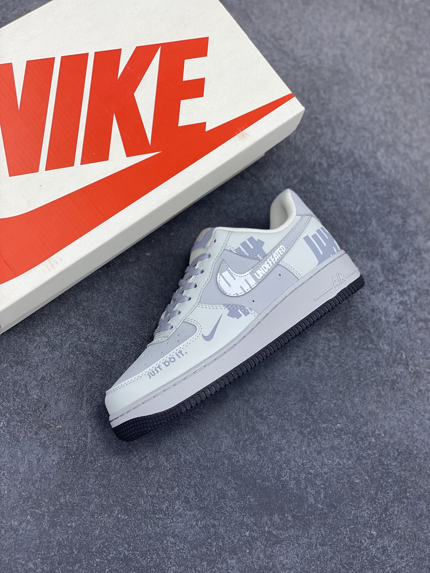 图片[7]-NIke Air Force 1 \’07 Low “UN联名——印象LOGO”空军一号 低帮 运动鞋 休闲鞋 折边针车 工艺难度大 原楦头原纸板 原装鞋盒 定制五金配件 内置全掌气垫 原厂鞋底 货号：DF0188-060 尺码：36 36.5 37.5 38 38.5 39 40 40.5 41 42 42.5 43 44 44.5 45-选品中心