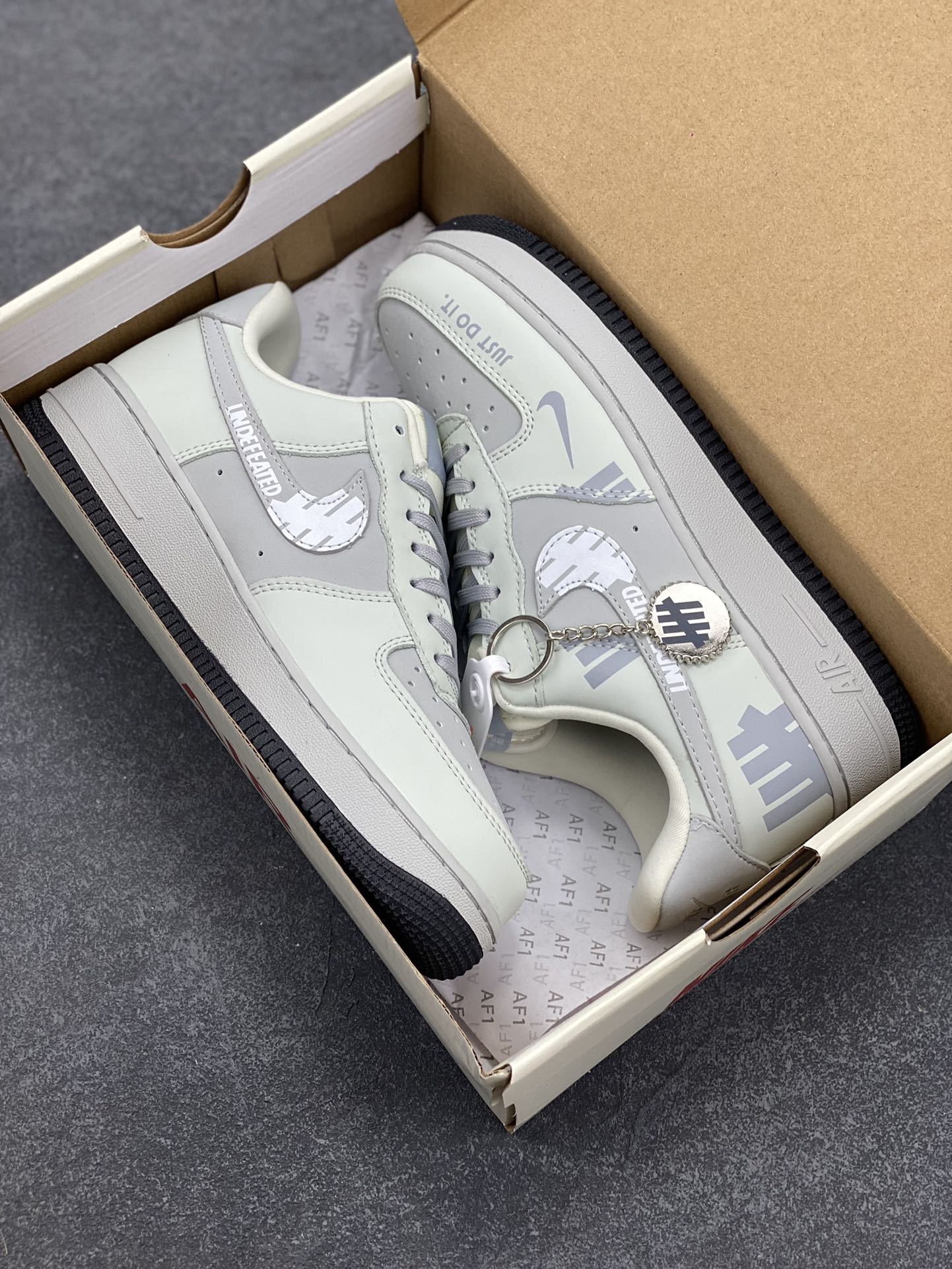 图片[9]-NIke Air Force 1 \’07 Low “UN联名——印象LOGO”空军一号 低帮 运动鞋 休闲鞋 折边针车 工艺难度大 原楦头原纸板 原装鞋盒 定制五金配件 内置全掌气垫 原厂鞋底 货号：DF0188-060 尺码：36 36.5 37.5 38 38.5 39 40 40.5 41 42 42.5 43 44 44.5 45-选品中心