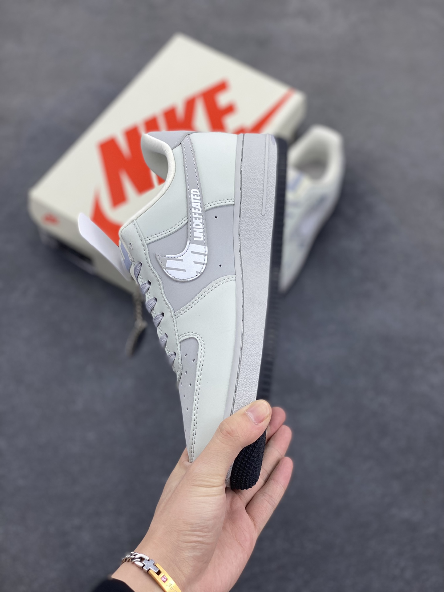 图片[3]-NIke Air Force 1 \’07 Low “UN联名——印象LOGO”空军一号 低帮 运动鞋 休闲鞋 折边针车 工艺难度大 原楦头原纸板 原装鞋盒 定制五金配件 内置全掌气垫 原厂鞋底 货号：DF0188-060 尺码：36 36.5 37.5 38 38.5 39 40 40.5 41 42 42.5 43 44 44.5 45-选品中心