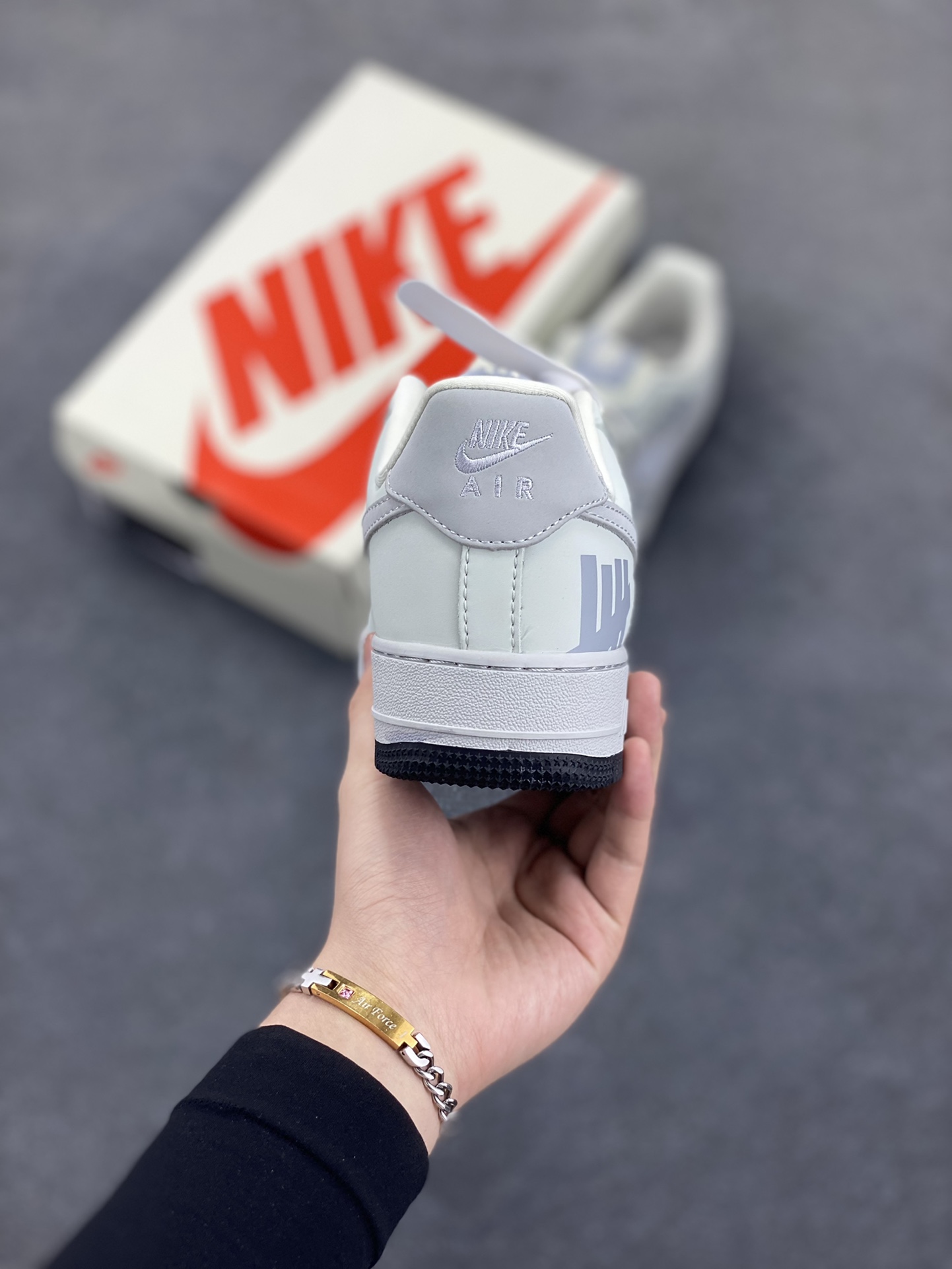 图片[4]-NIke Air Force 1 \’07 Low “UN联名——印象LOGO”空军一号 低帮 运动鞋 休闲鞋 折边针车 工艺难度大 原楦头原纸板 原装鞋盒 定制五金配件 内置全掌气垫 原厂鞋底 货号：DF0188-060 尺码：36 36.5 37.5 38 38.5 39 40 40.5 41 42 42.5 43 44 44.5 45-选品中心