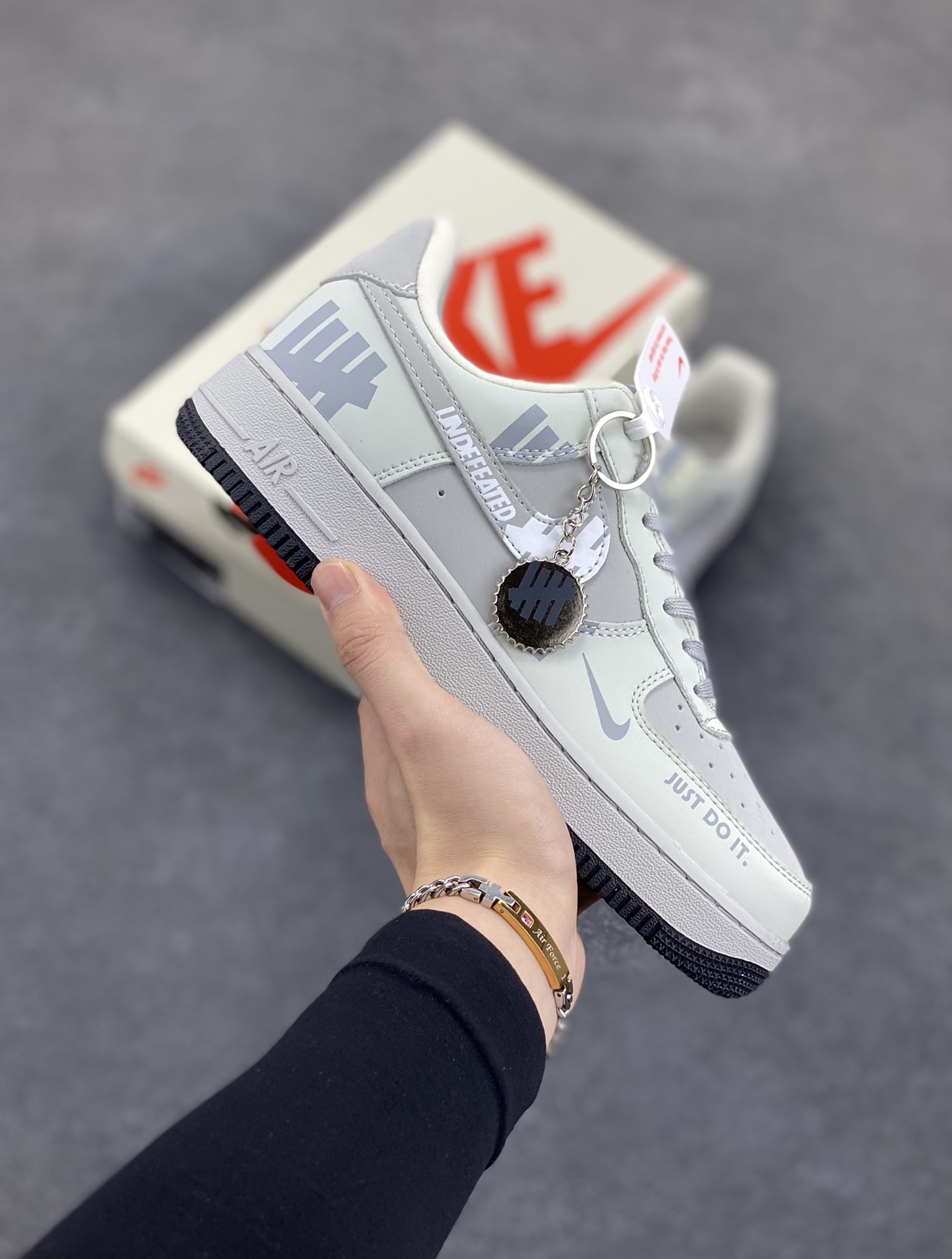 NIke Air Force 1 \’07 Low “UN联名——印象LOGO”空军一号 低帮 运动鞋 休闲鞋 折边针车 工艺难度大 原楦头原纸板 原装鞋盒 定制五金配件 内置全掌气垫 原厂鞋底 货号:DF0188-060 尺码:36 36.5 37.5 38 38.5 39 40 40.5 41 42 42.5 43 44 44.5 45-选品中心