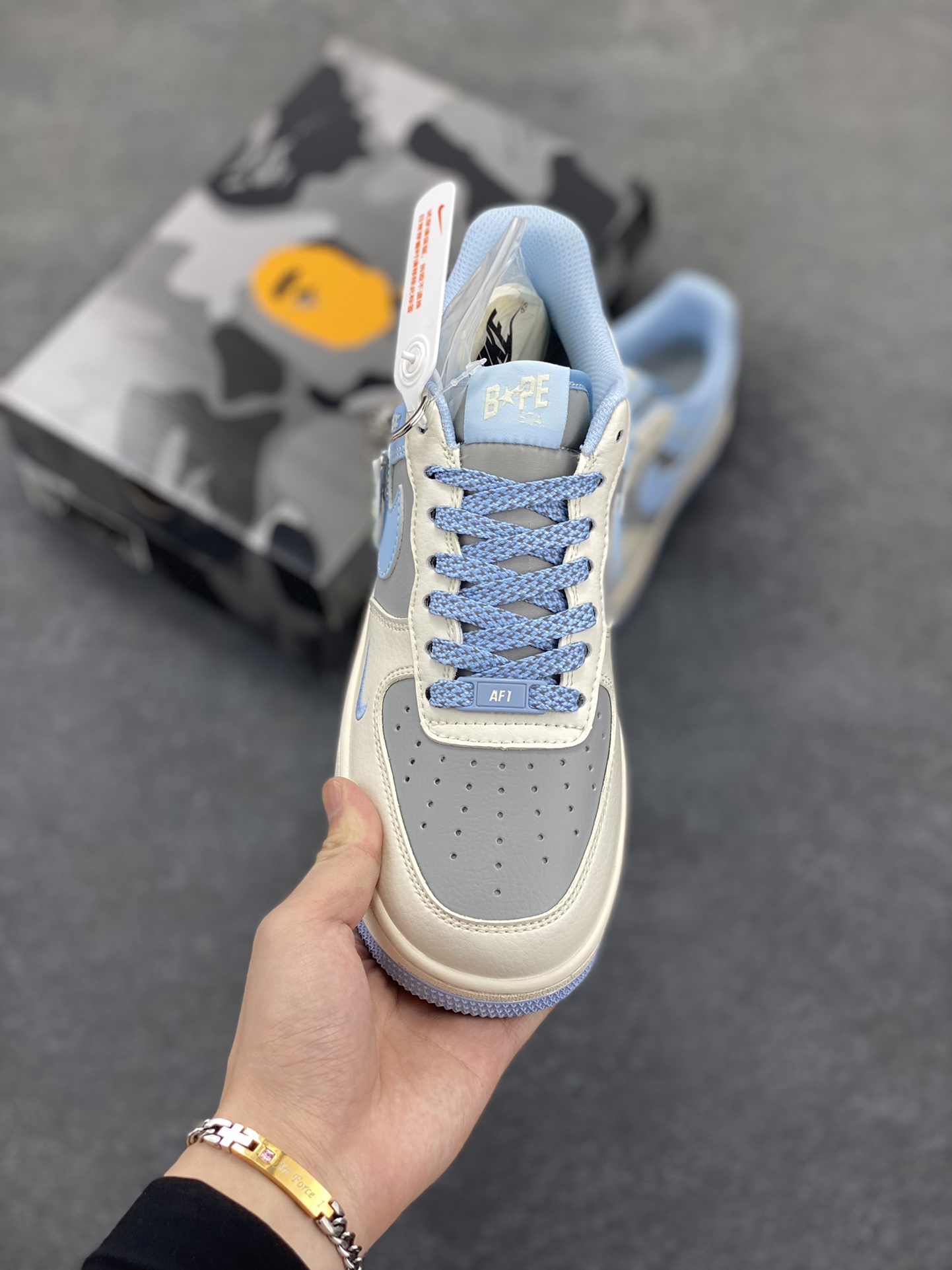 图片[2]-NIke Air Force 1 \’07 Low “Bape联名–米灰蓝”空军一号 低帮 运动鞋 休闲鞋 折边针车 工艺难度大 原楦头原纸板 原装鞋盒 定制五金配件 内置全掌气垫 原厂鞋底 货号：BB9599-204 尺码：36 36.5 37.5 38 38.5 39 40 40.5 41 42 42.5 43 44 44.5 45-选品中心