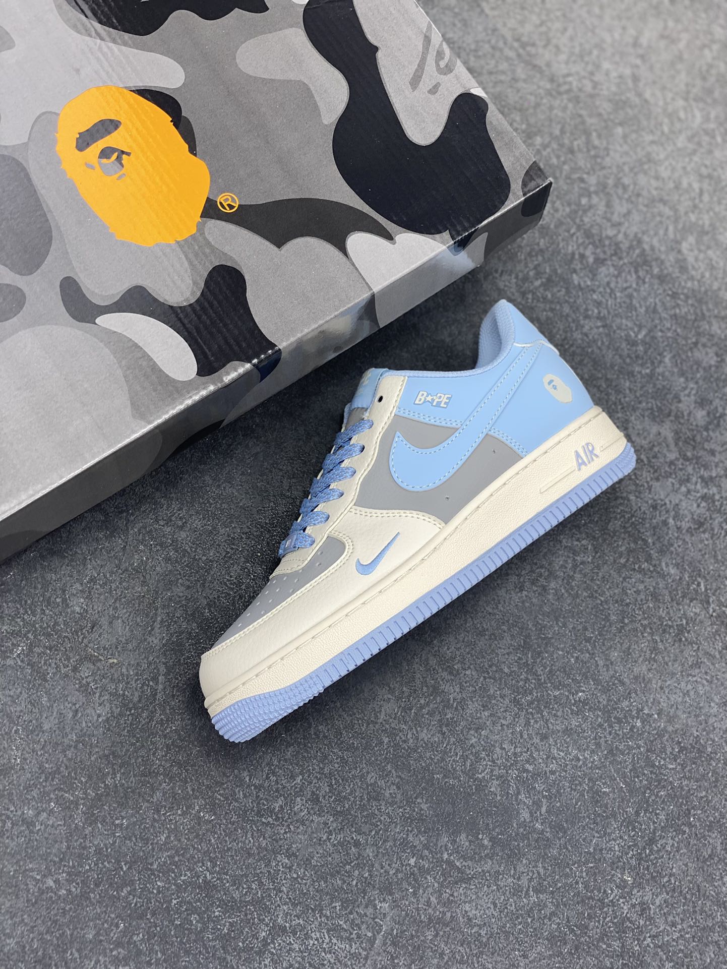 图片[7]-NIke Air Force 1 \’07 Low “Bape联名–米灰蓝”空军一号 低帮 运动鞋 休闲鞋 折边针车 工艺难度大 原楦头原纸板 原装鞋盒 定制五金配件 内置全掌气垫 原厂鞋底 货号：BB9599-204 尺码：36 36.5 37.5 38 38.5 39 40 40.5 41 42 42.5 43 44 44.5 45-选品中心