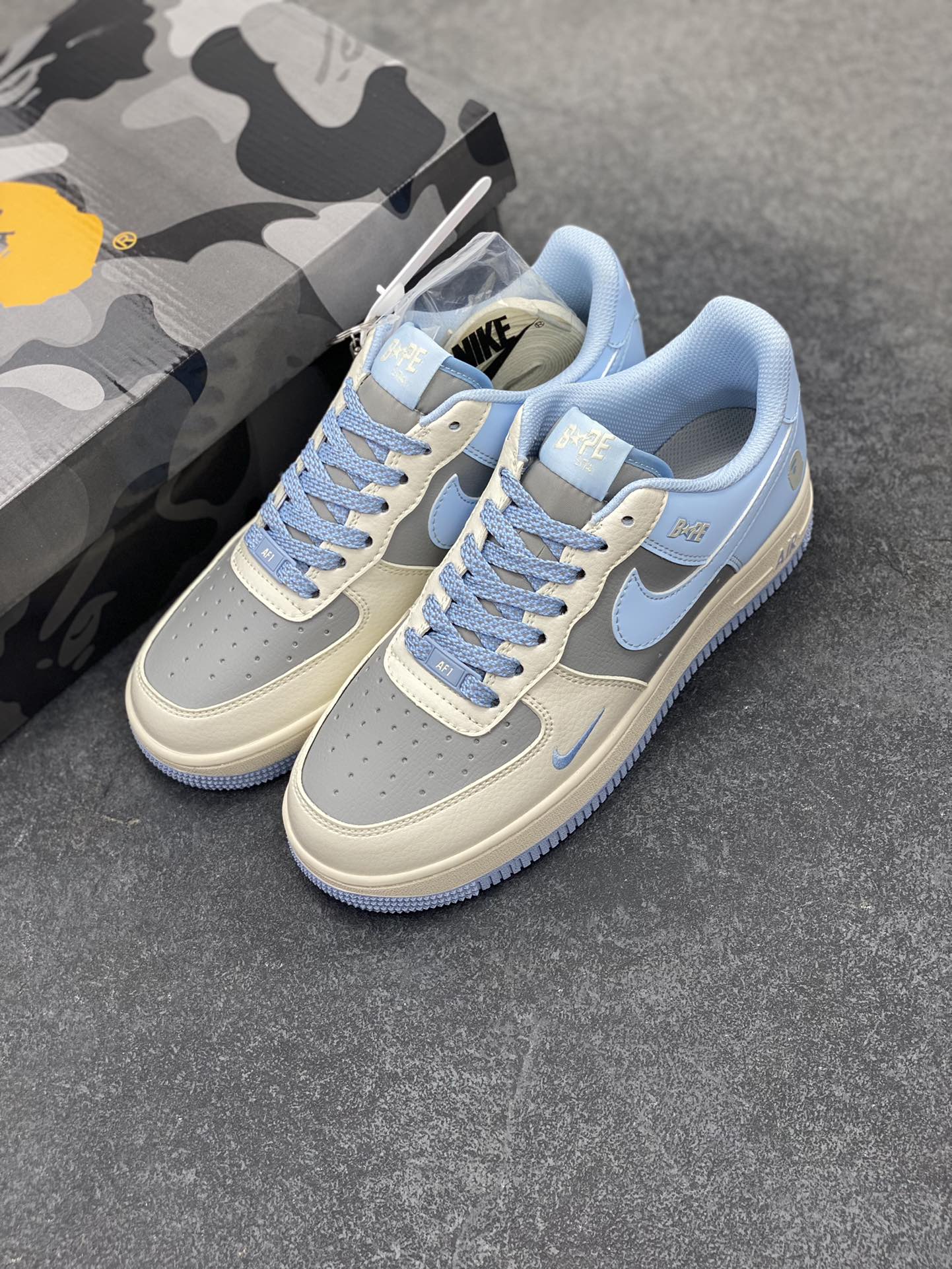 图片[8]-NIke Air Force 1 \’07 Low “Bape联名–米灰蓝”空军一号 低帮 运动鞋 休闲鞋 折边针车 工艺难度大 原楦头原纸板 原装鞋盒 定制五金配件 内置全掌气垫 原厂鞋底 货号：BB9599-204 尺码：36 36.5 37.5 38 38.5 39 40 40.5 41 42 42.5 43 44 44.5 45-选品中心