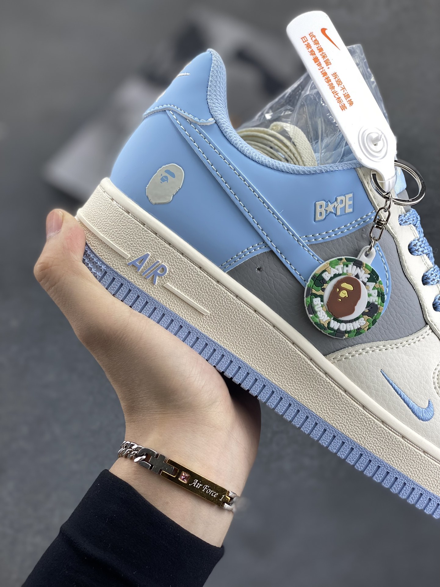图片[6]-NIke Air Force 1 \’07 Low “Bape联名–米灰蓝”空军一号 低帮 运动鞋 休闲鞋 折边针车 工艺难度大 原楦头原纸板 原装鞋盒 定制五金配件 内置全掌气垫 原厂鞋底 货号：BB9599-204 尺码：36 36.5 37.5 38 38.5 39 40 40.5 41 42 42.5 43 44 44.5 45-选品中心