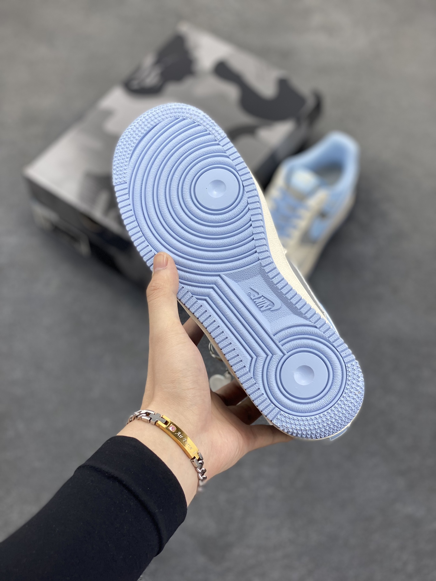 图片[5]-NIke Air Force 1 \’07 Low “Bape联名–米灰蓝”空军一号 低帮 运动鞋 休闲鞋 折边针车 工艺难度大 原楦头原纸板 原装鞋盒 定制五金配件 内置全掌气垫 原厂鞋底 货号：BB9599-204 尺码：36 36.5 37.5 38 38.5 39 40 40.5 41 42 42.5 43 44 44.5 45-选品中心