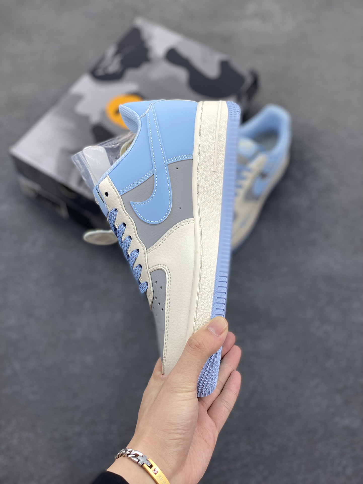 图片[3]-NIke Air Force 1 \’07 Low “Bape联名–米灰蓝”空军一号 低帮 运动鞋 休闲鞋 折边针车 工艺难度大 原楦头原纸板 原装鞋盒 定制五金配件 内置全掌气垫 原厂鞋底 货号：BB9599-204 尺码：36 36.5 37.5 38 38.5 39 40 40.5 41 42 42.5 43 44 44.5 45-选品中心