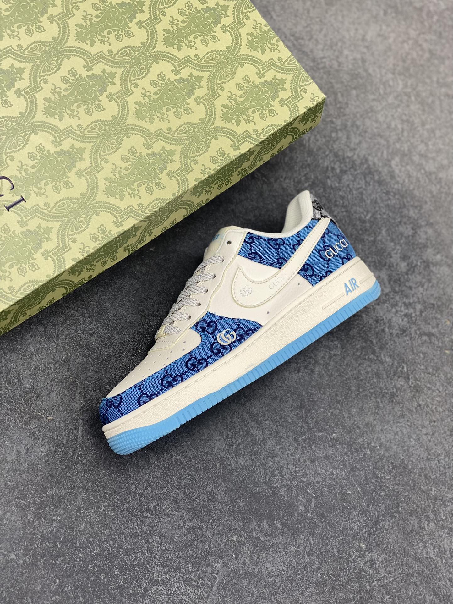 图片[7]-NIke Air Force 1 \’07 Low “古驰联名–蓝花纹”空军一号 低帮 运动鞋 休闲鞋 折边针车 工艺难度大 原楦头原纸板 原装鞋盒 定制五金配件 内置全掌气垫 原厂鞋底 货号：BB9577-101 尺码：36 36.5 37.5 38 38.5 39 40 40.5 41 42 42.5 43 44 44.5 45-选品中心